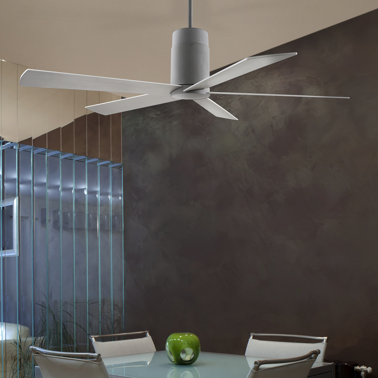Jasne navrhnutý stropný ventilátor Rodas – biely