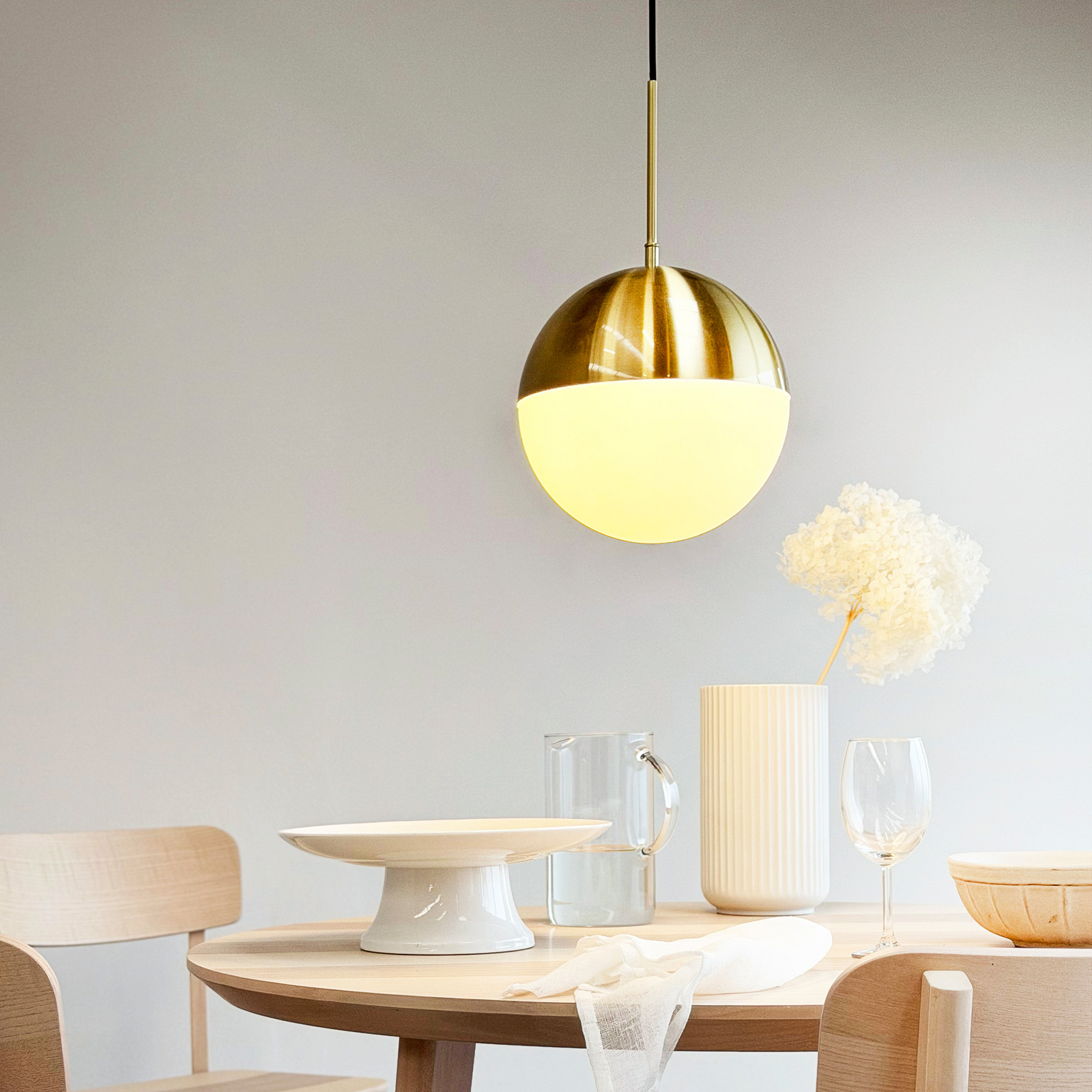 Závěsné světlo Nova D25, opálové sklo/mosaz, kov - Dyberg Larsen Závěsné světlo Nova D25, opálové sklo/mosaz, kov - Dyberg Larsen