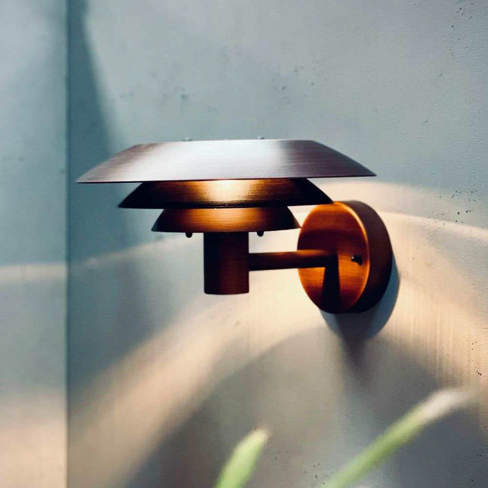 Dyberg Larsen Εξωτερικό φωτιστικό τοίχου DL25, χρώμα χαλκού