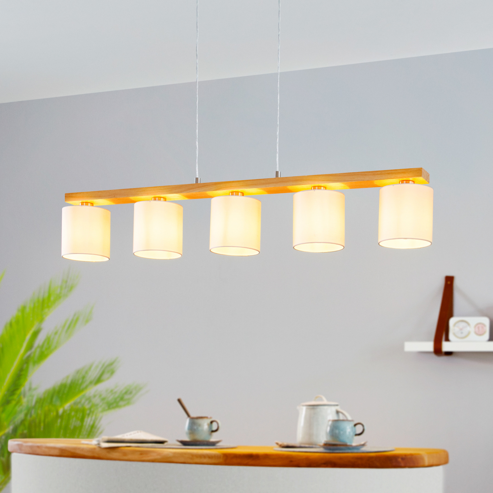 Castralvo piekaramā lampa, garums 115 cm, koks/balts, 5 gaismas, audums