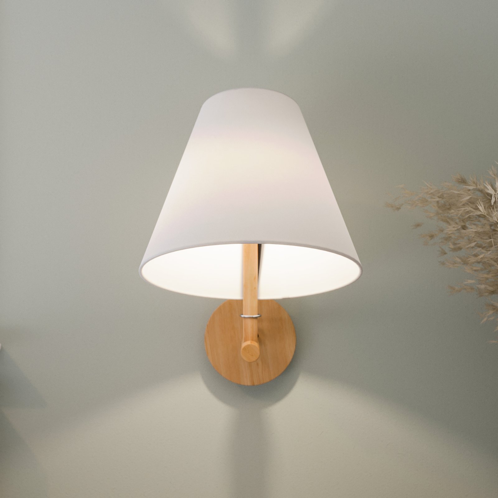 Lucande Jinda wandlamp, houten frame, stof wit