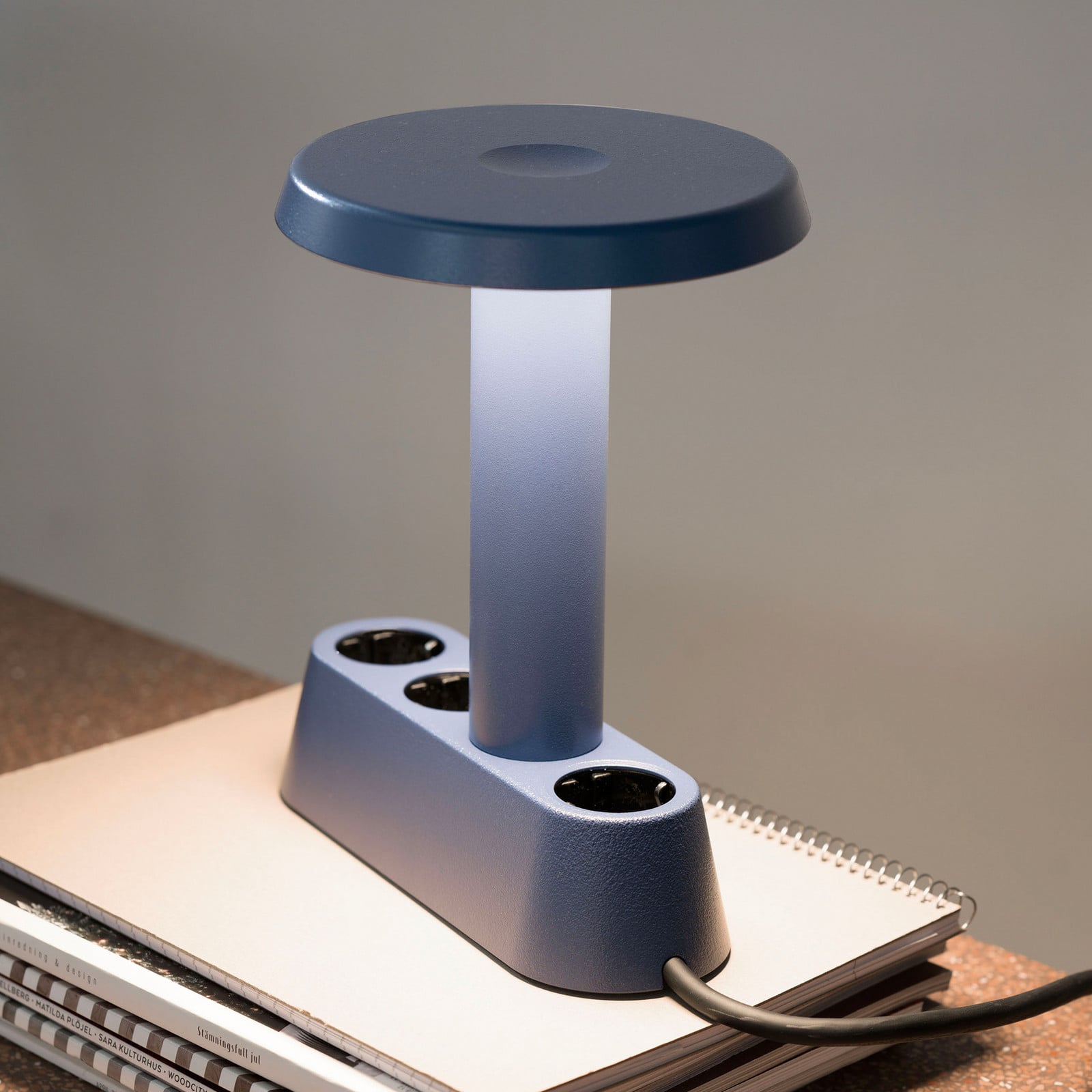 NOMAD LAMP 01 bordslampa, bl&aring;, 19 cm &ndash; Forming Function NOMAD COLLECTION - Vardagsrum - Design - Aluminium - Med en ljusk&auml;lla