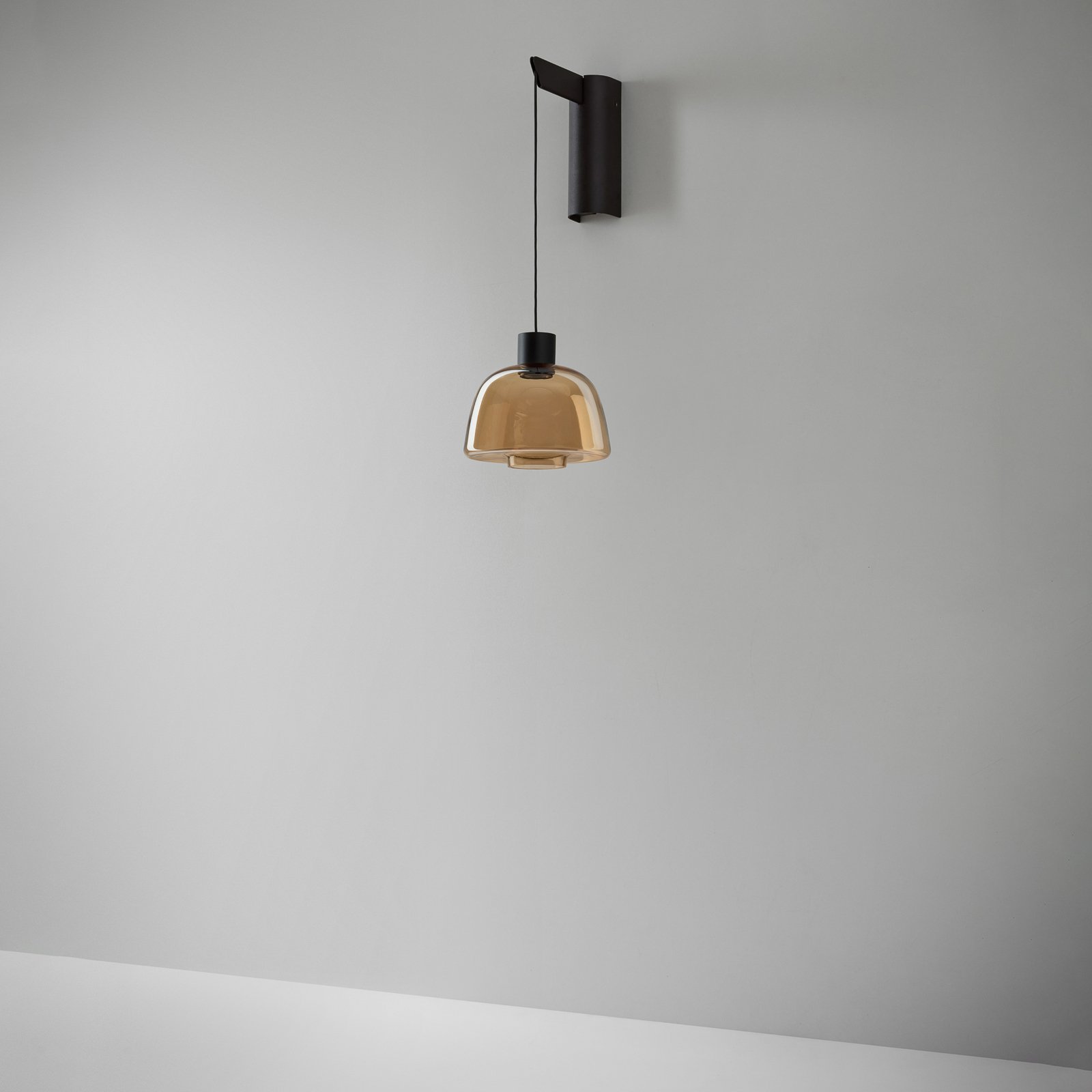 Bover LED-vägglampa Drep A/01, bärnstensfärgad, glas, 2 700 K Bover LED-vägglampa Drep A/01, bärnstensfärgad, glas, 2 700 K