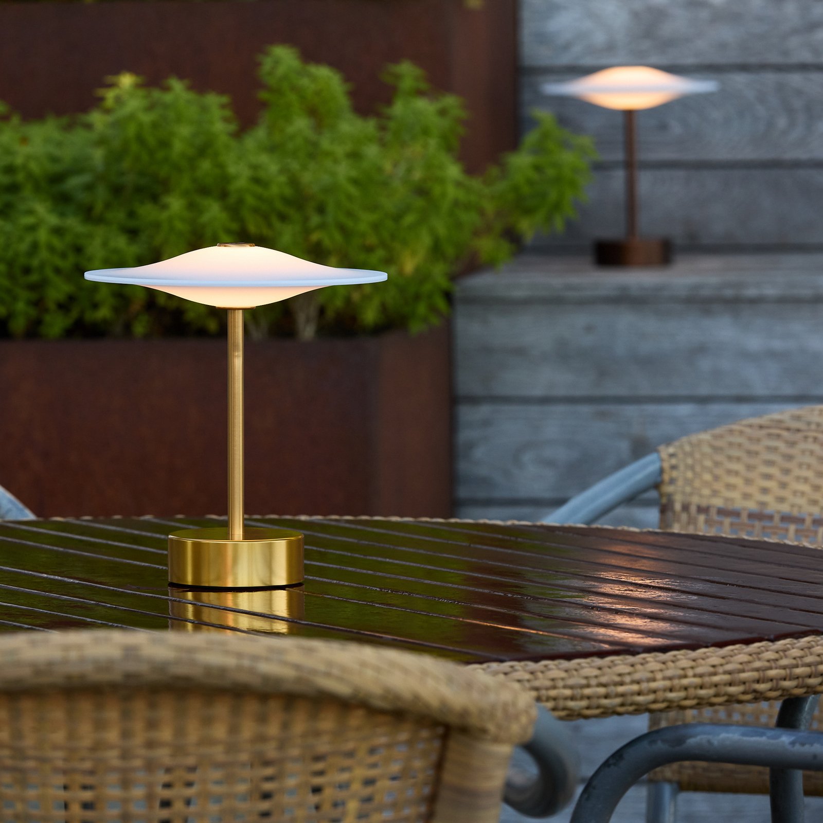 Sinus 22 bærbar LED-bordlampe, messing, IP44 – Piet Hein