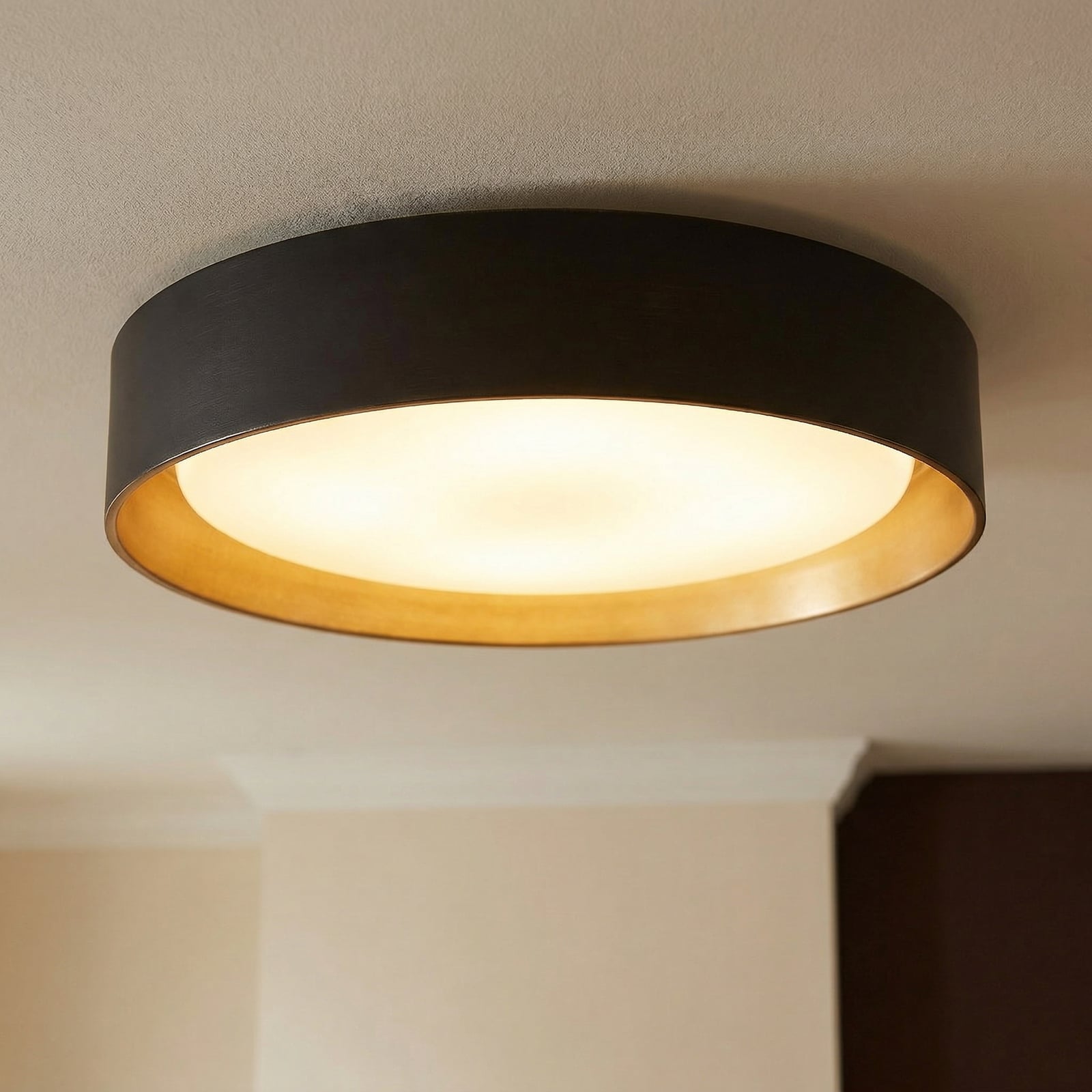 Lindby LED-Deckenleuchte Kambia, 55 cm, schwarz/gold, Metall