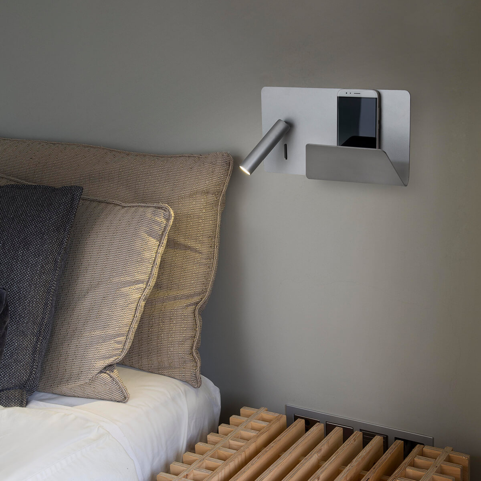 Compact Suau LED wall lamp with a USB charger