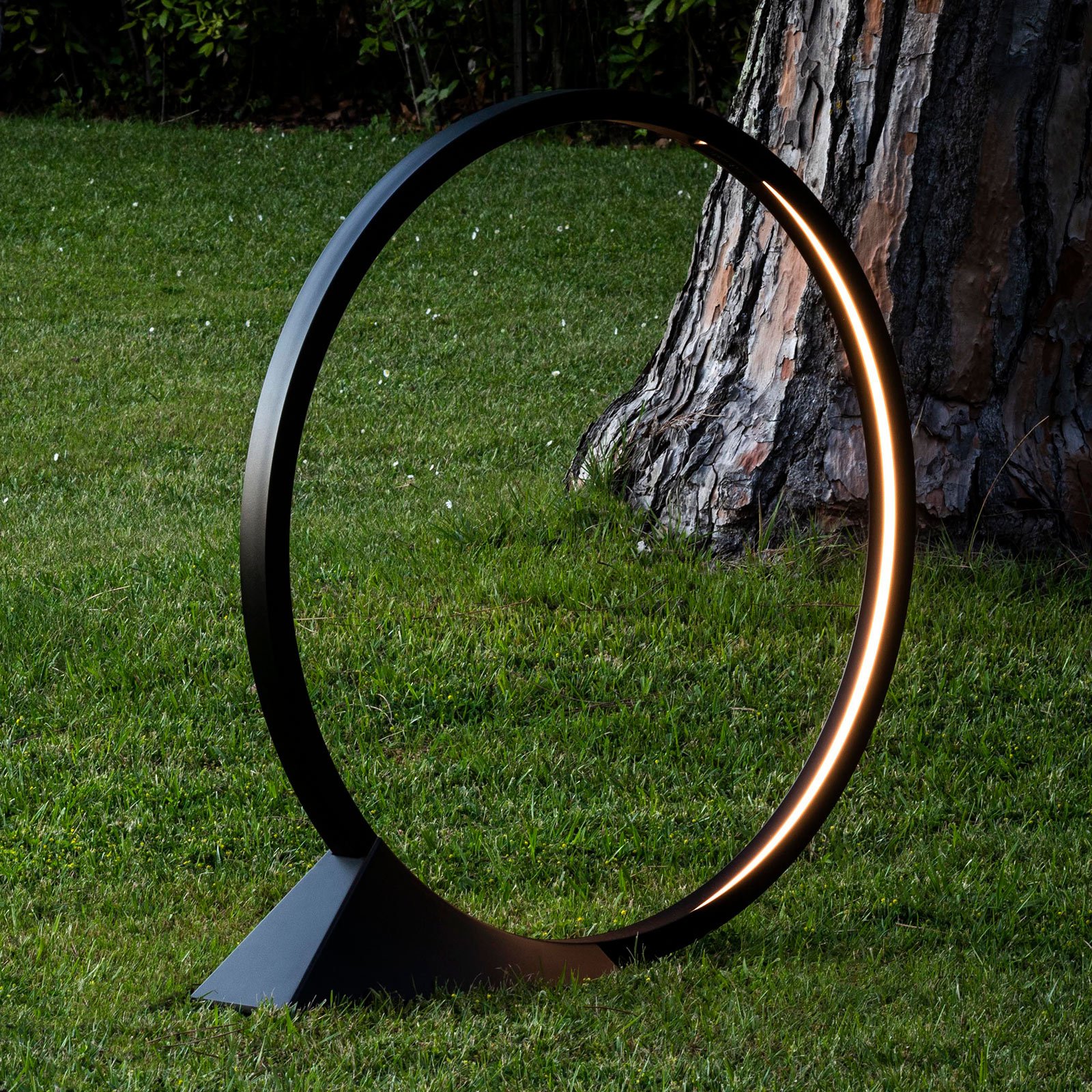 O Candeeiro de Pé Exterior3000K  Black - Artemide