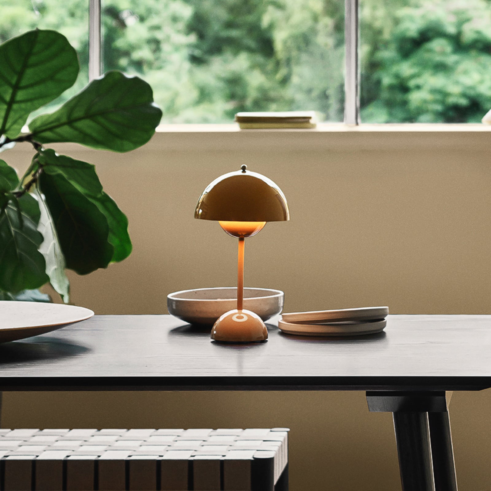 Flowerpot VP9 LED-batteridriven bordslampa, senapsgul &Tradition - Vardagsrum - Design - Plast - Med lampsk&auml;rm