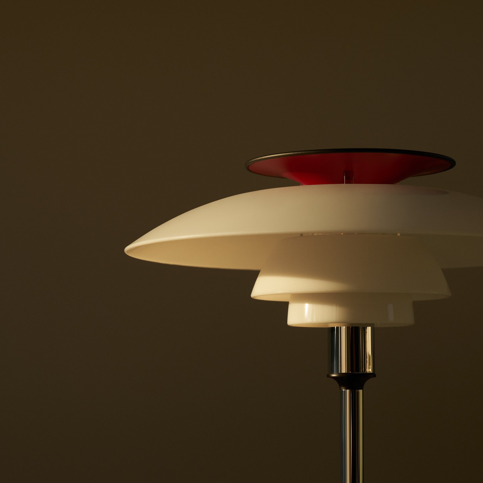 Lampe de table LED rechargeable Louis Poulsen PH 80, blanc/rouge/chrome IP44