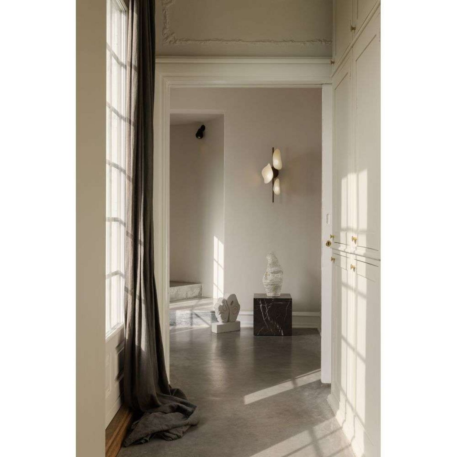 Nuura LED wall lamp Florii 3, height 23 cm, dark bronze/white
