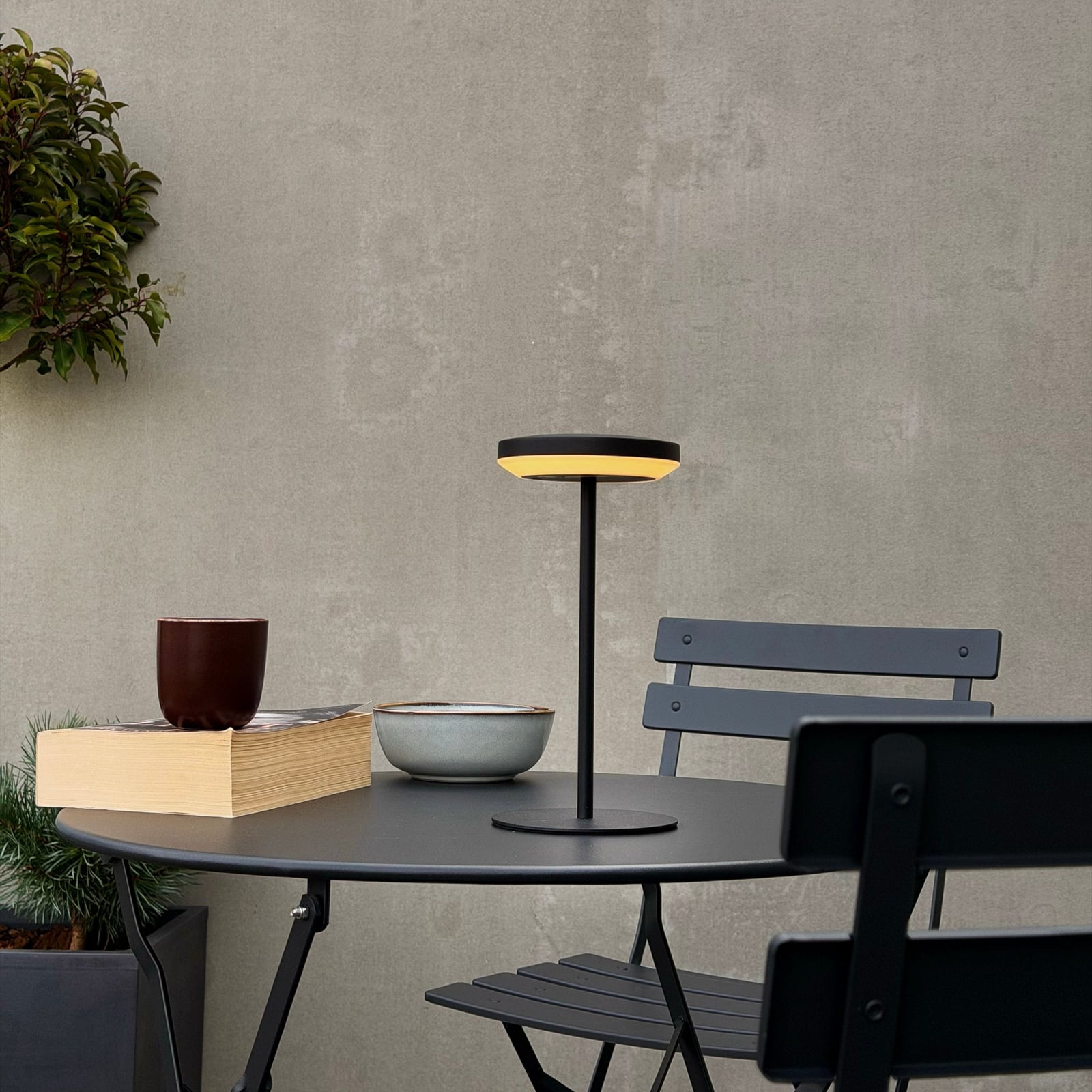 LED-соларна настолна лампа Otera на Dyberg Larsen, черна, 25 см, IP44 LED-соларна настолна лампа Otera на Dyberg Larsen, черна, 25 см, IP44