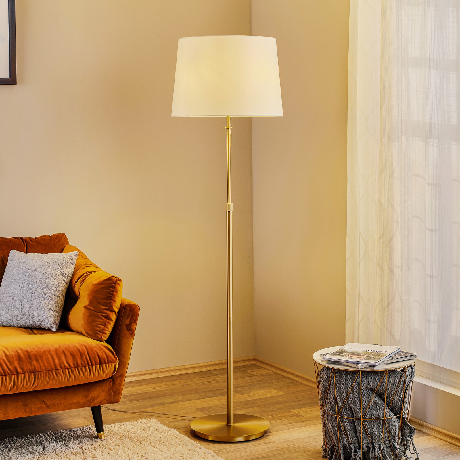 Height-adjustable Lyon floor lamp with pull switch