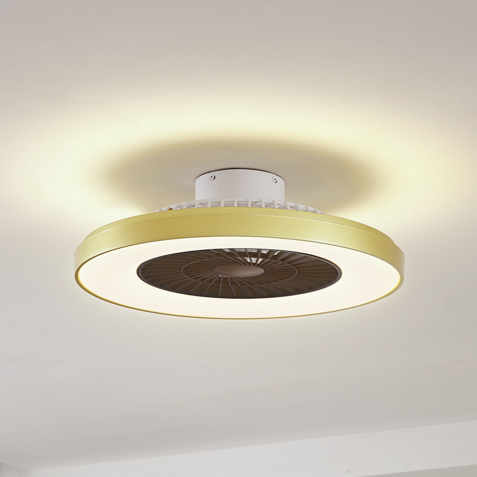 Lindby LED stropní ventilátor Teleo, mosaz, DC, tichý, Tuya