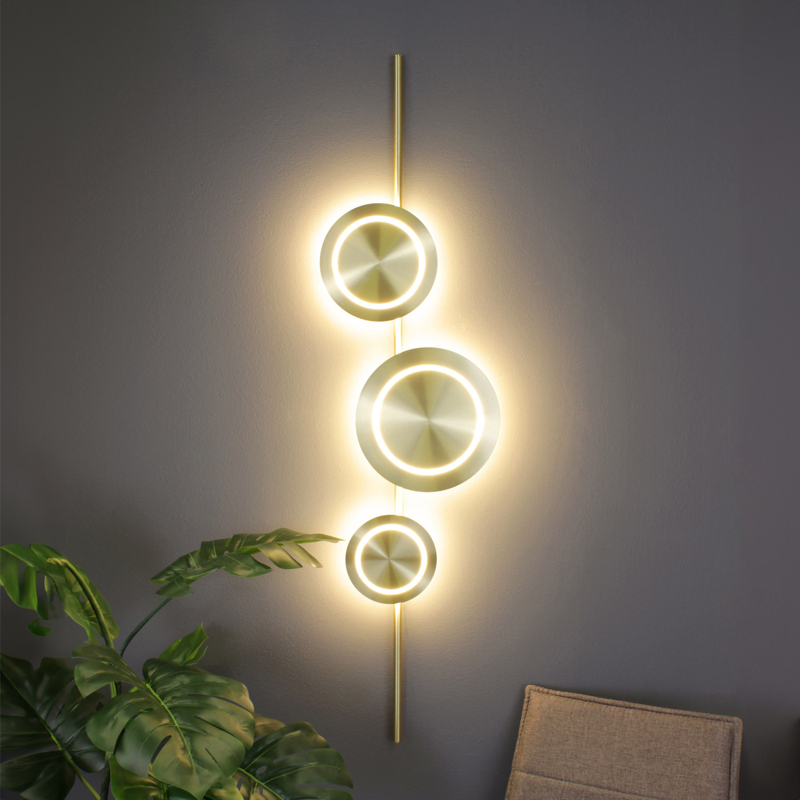 LED nástěnné svítidlo Planetárium, zlatá barva, výška 120 cm, 3 světla.