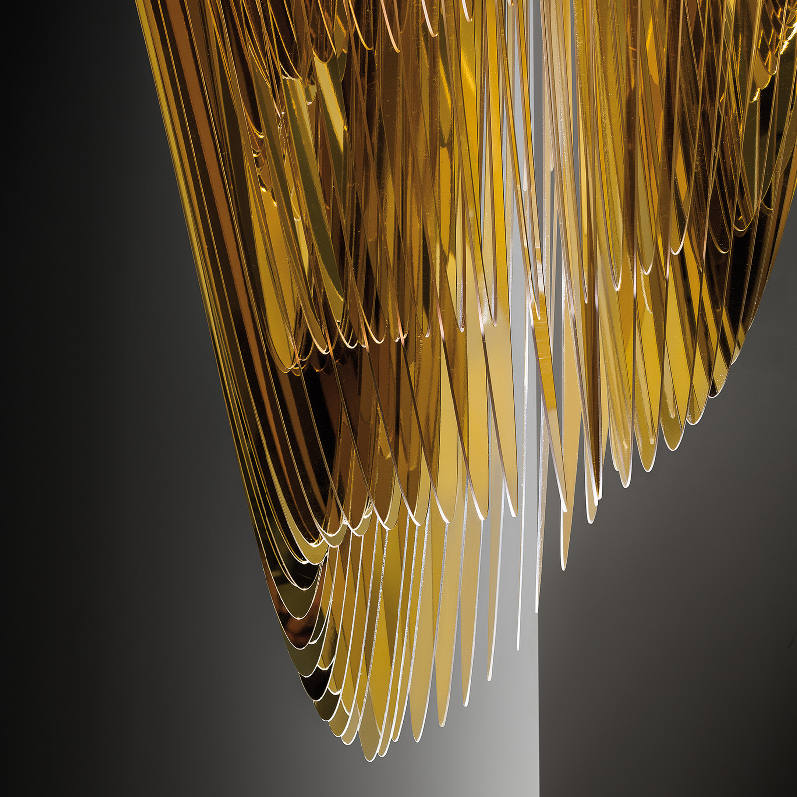 Závesné svietidlo Slamp Aria M, zlaté, Ø 60 cm