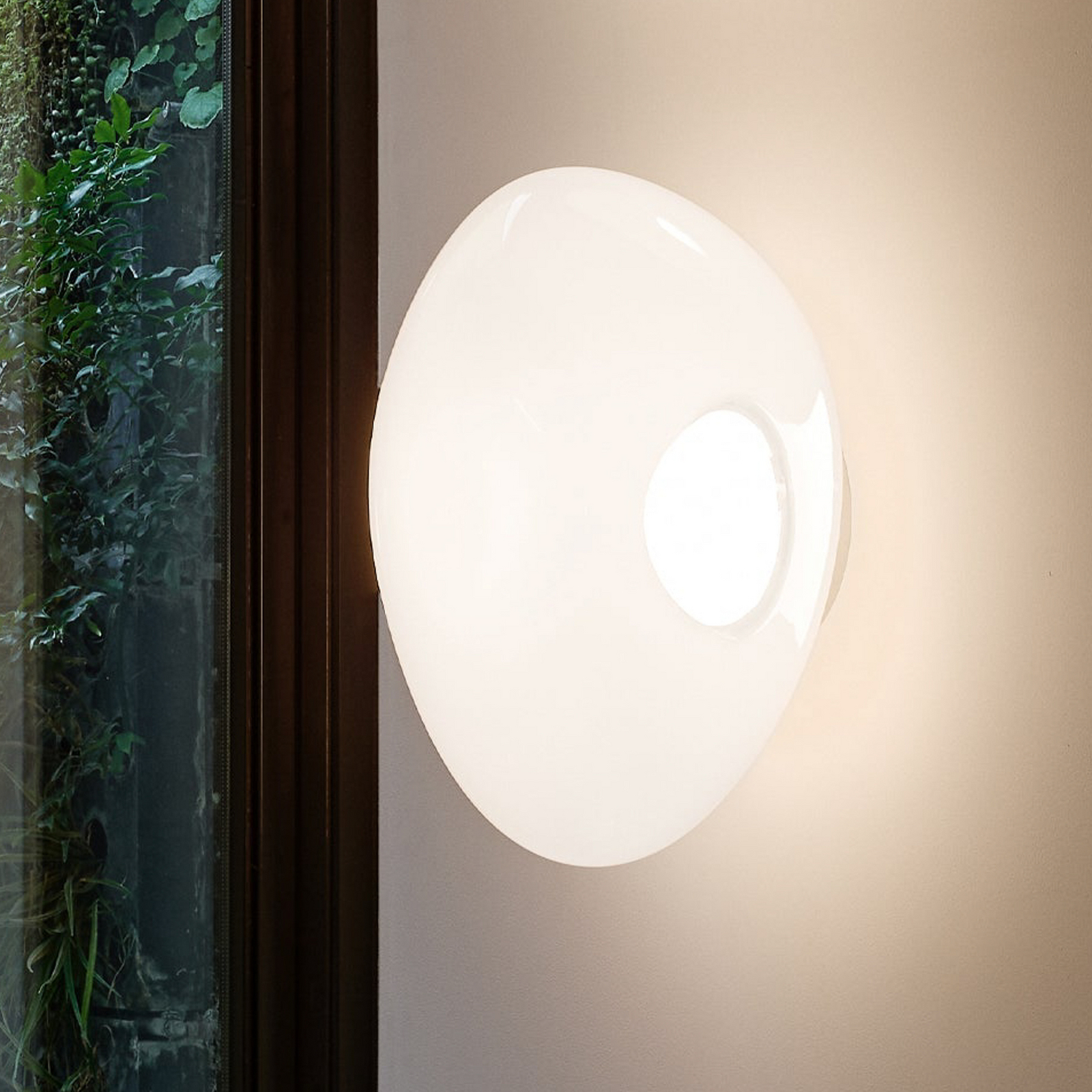 Tom Dixon LED stenska svetilka Melt, Ø 50 cm, opal/zlata barva