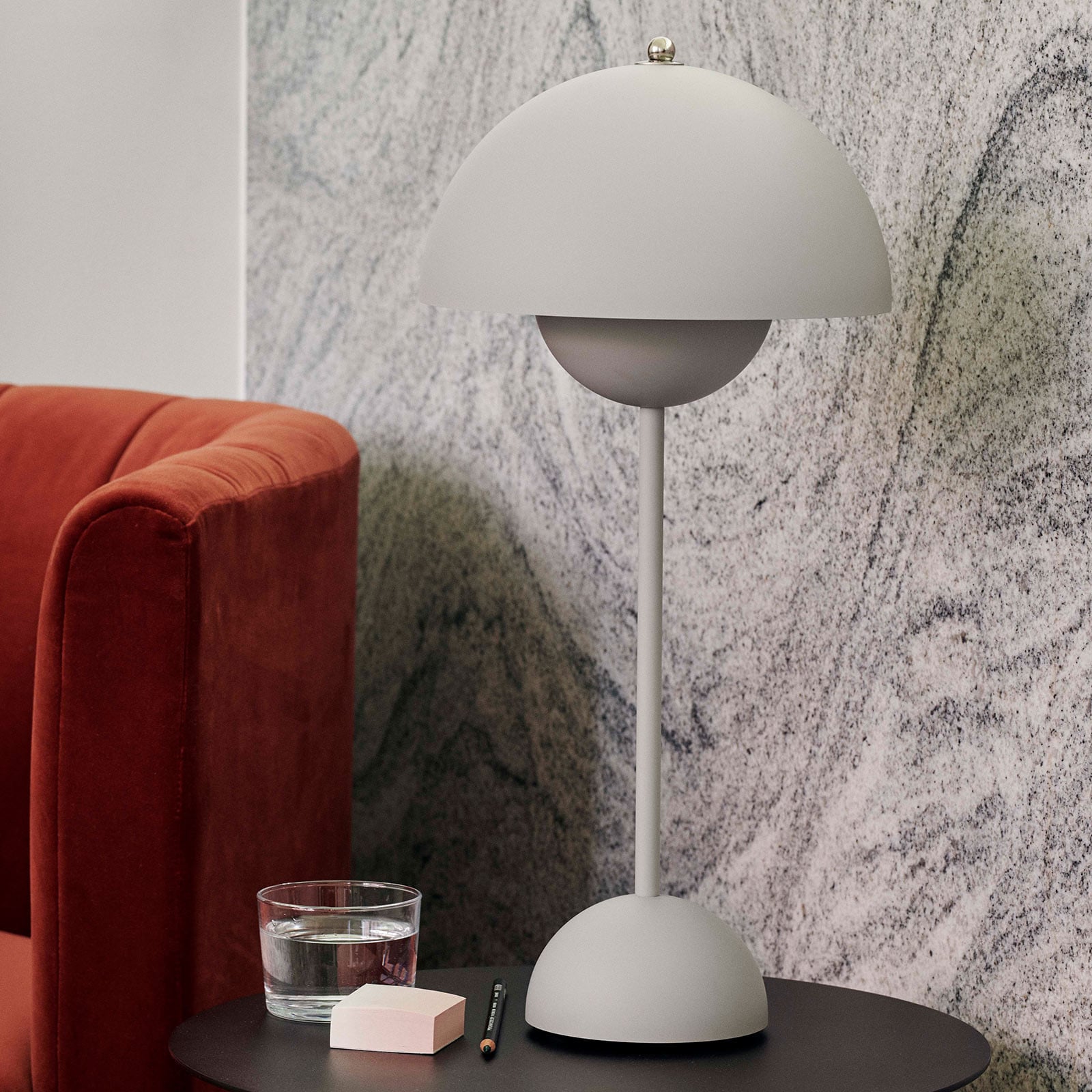 Flowerpot VP3 bordlampe, lysegrå mat, 50 cm &Tradition - Stue - Design - Metal - Med én lyskilde