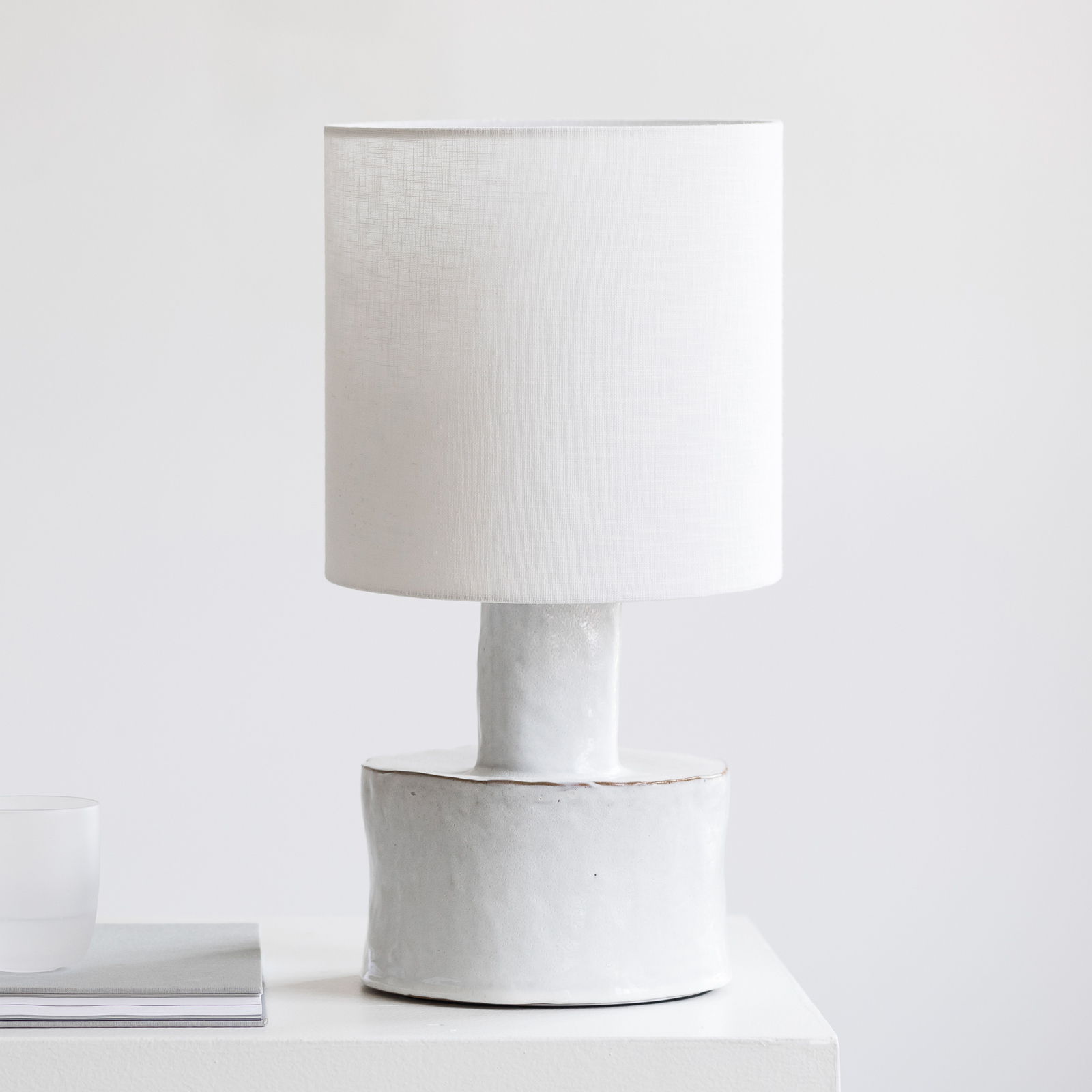 WHITE-MAT-WHITE CATHERINE bordlampe, stentøj, tekstil, 47 cm, E27 – Serax