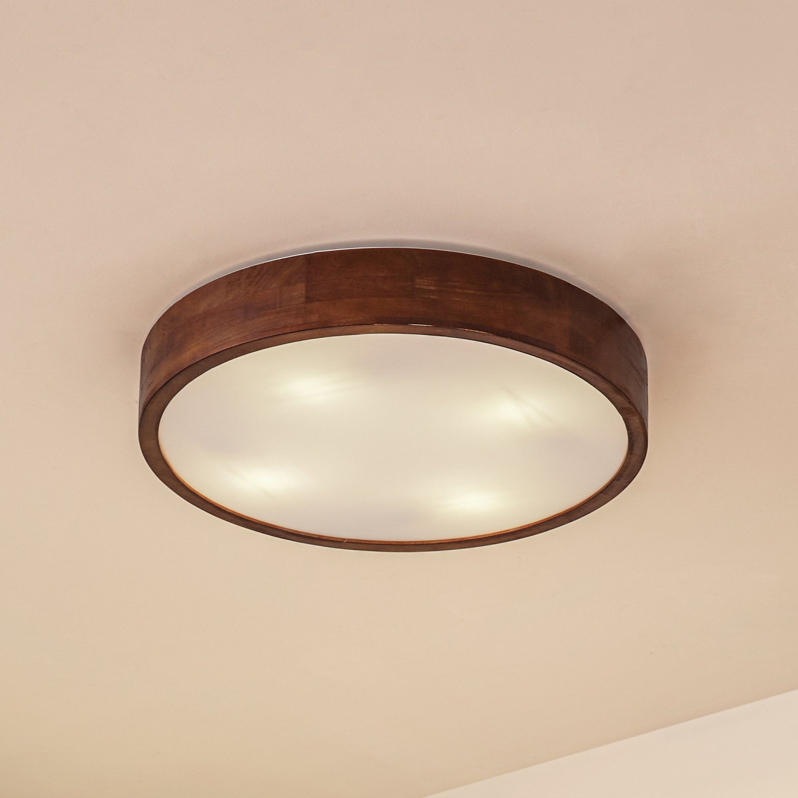 Lindby Deckenleuchte Tanju, Ø 50cm, Walnussholz, 4-flg., E27