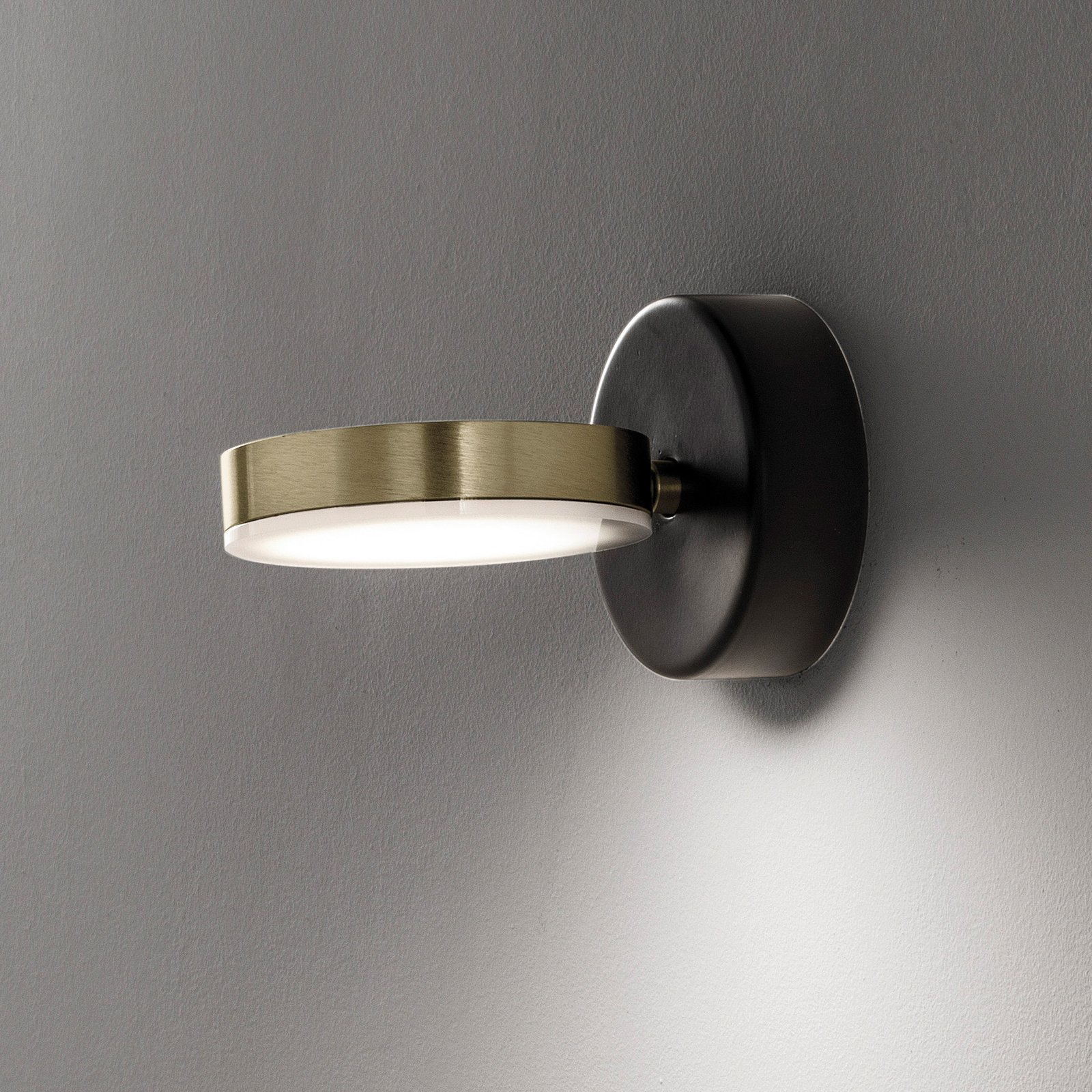 Giotto A LED wall spot pivotable and tiltable gold