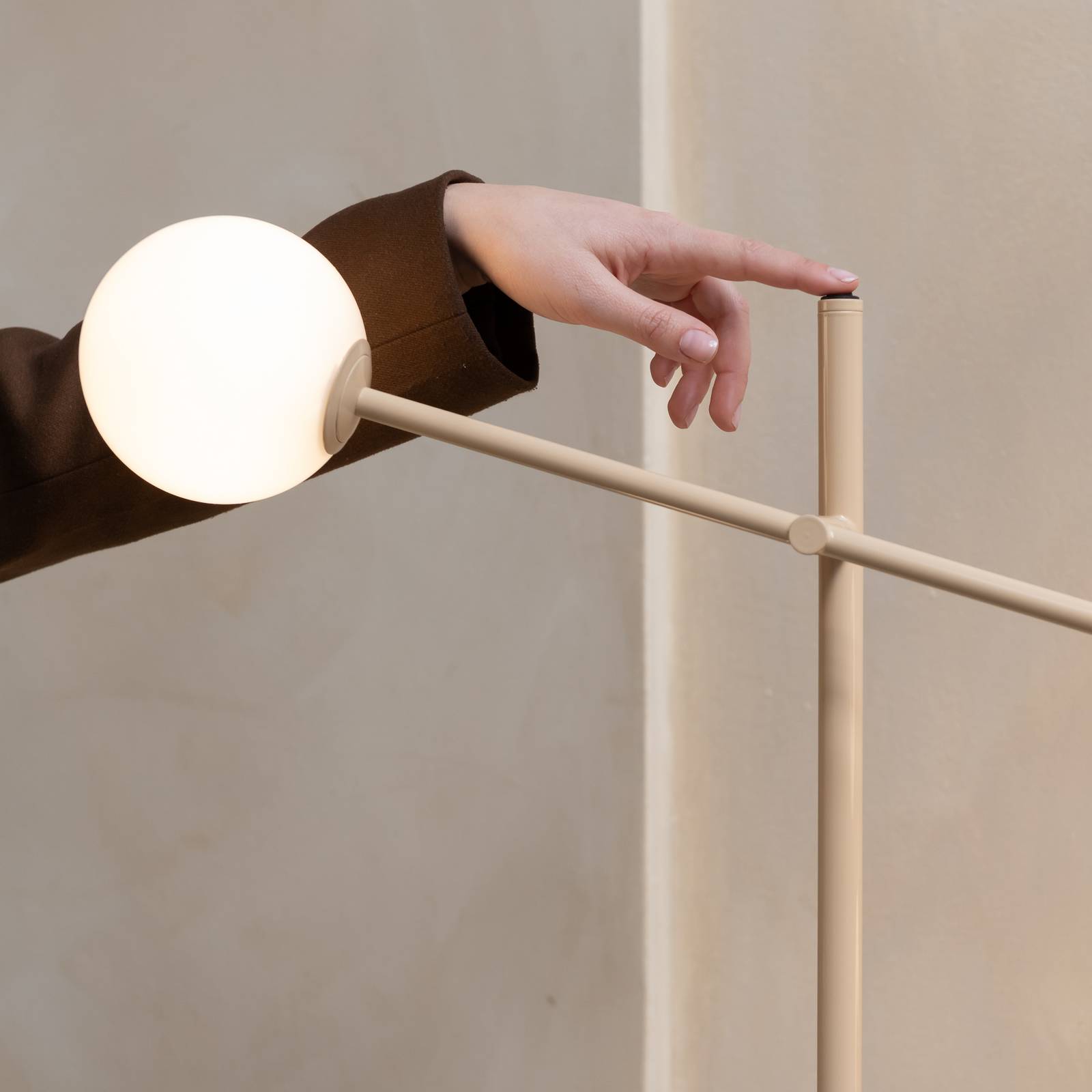 IT'S ABOUT ROMI lampa podłogowa Copenhagen, beżowa, szkło, obrotowa