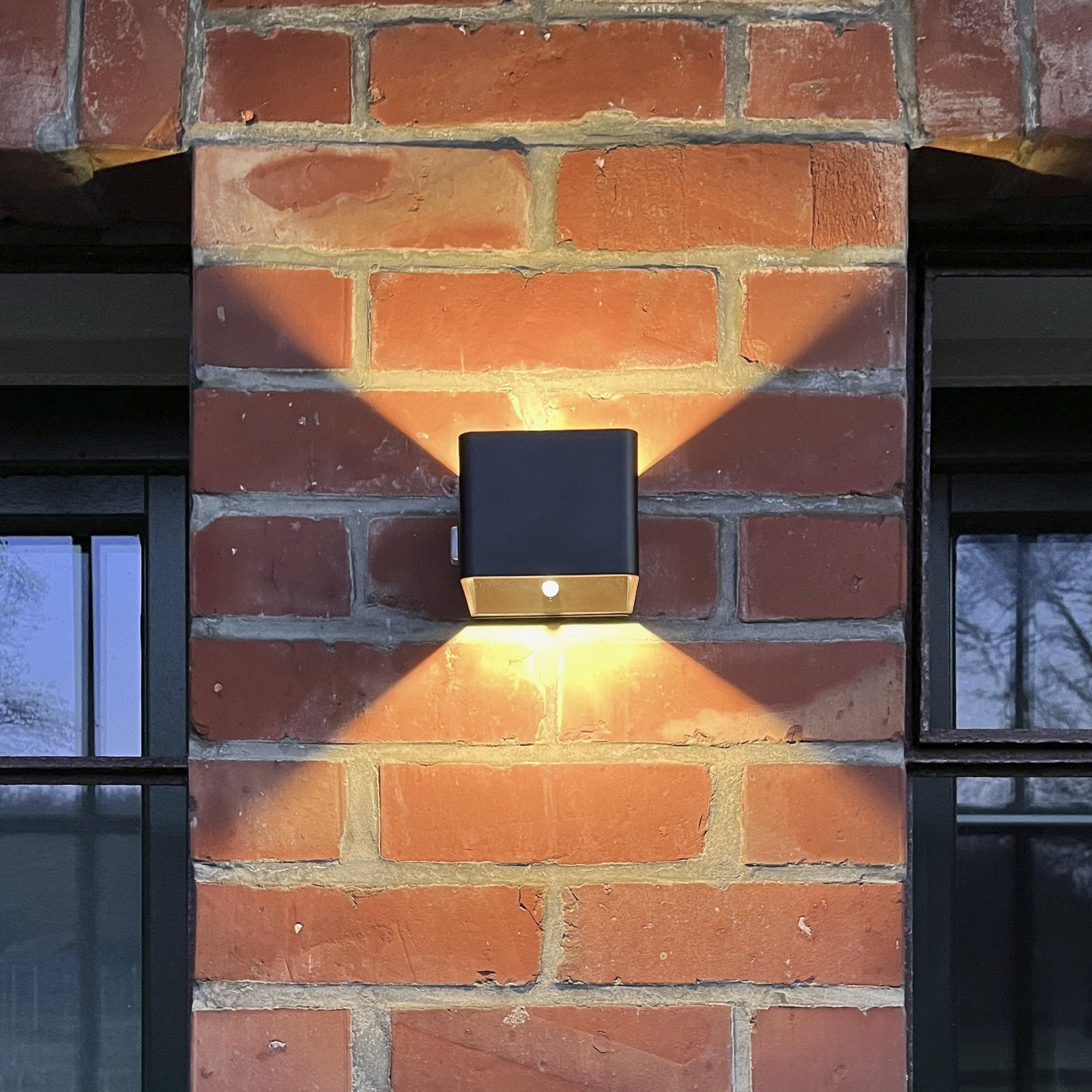 Zunanja stenska svetilka Iseo z možnostjo polnjenja LED, črna, širina 10