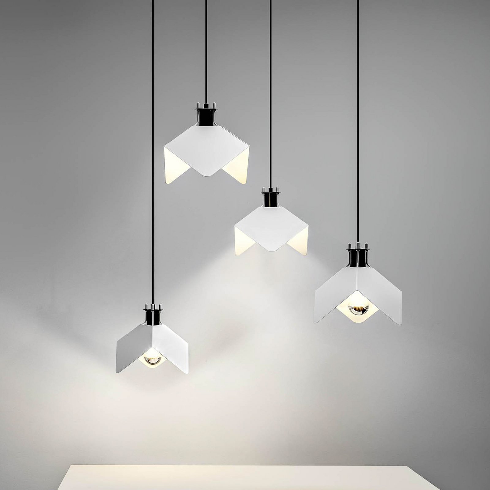 Lampa wisząca Stilnovo Triedo, biały, długość 29 cm, metal