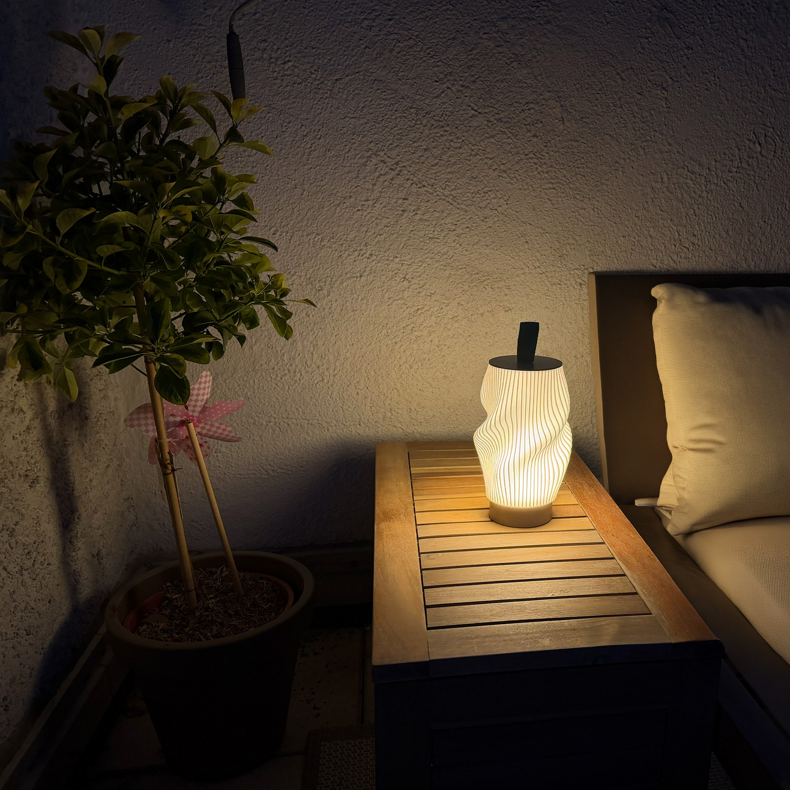 „Brilo unplugged Tubi“ LED baterinė stalo lempa, smėlio spalvos/balta, IP44 „Brilo unplugged Tubi“ LED baterinė stalo lempa, smėlio spalvos/balta, IP44