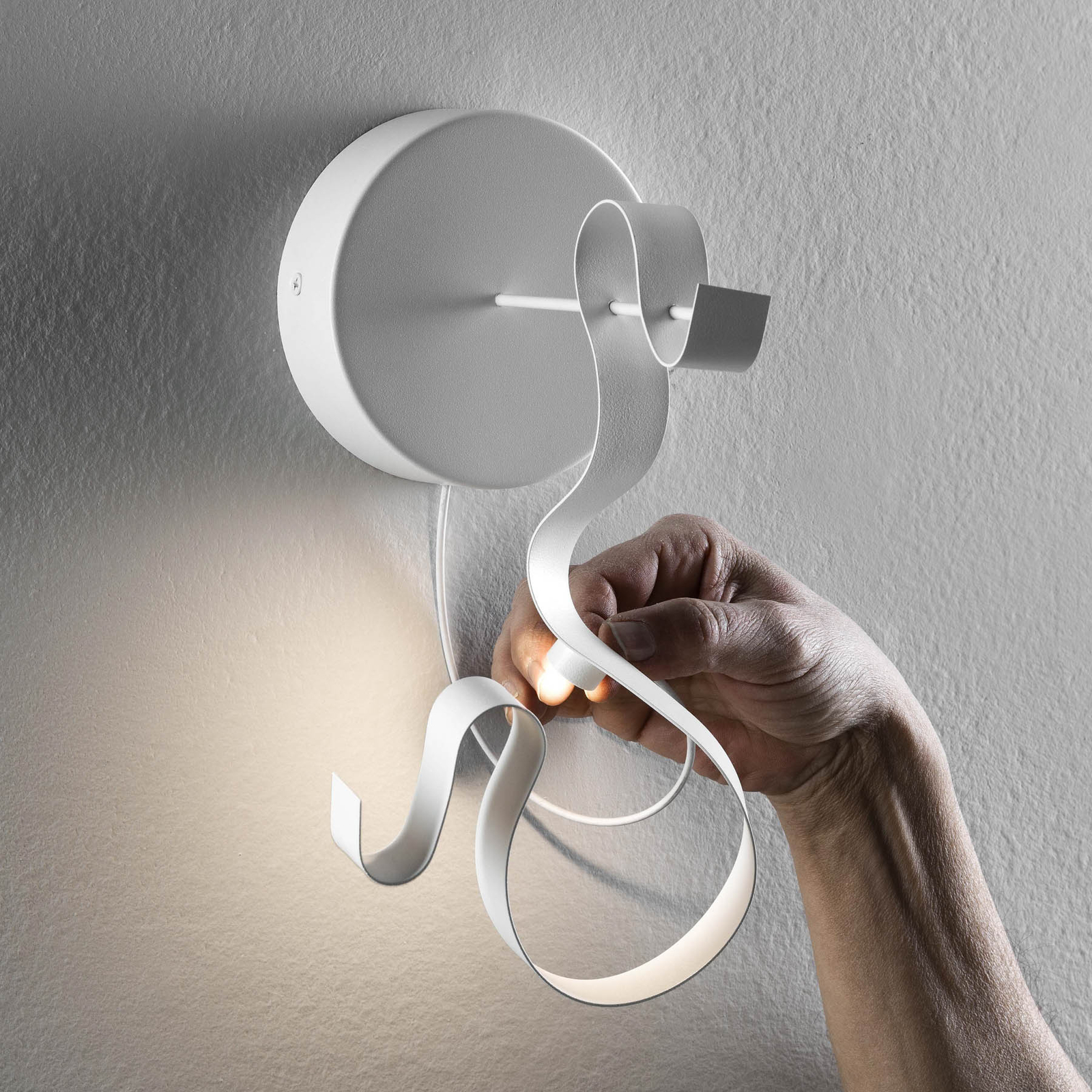 Knikerboker Curve LED φωτιστικό τοίχου από ατσάλι, λευκό