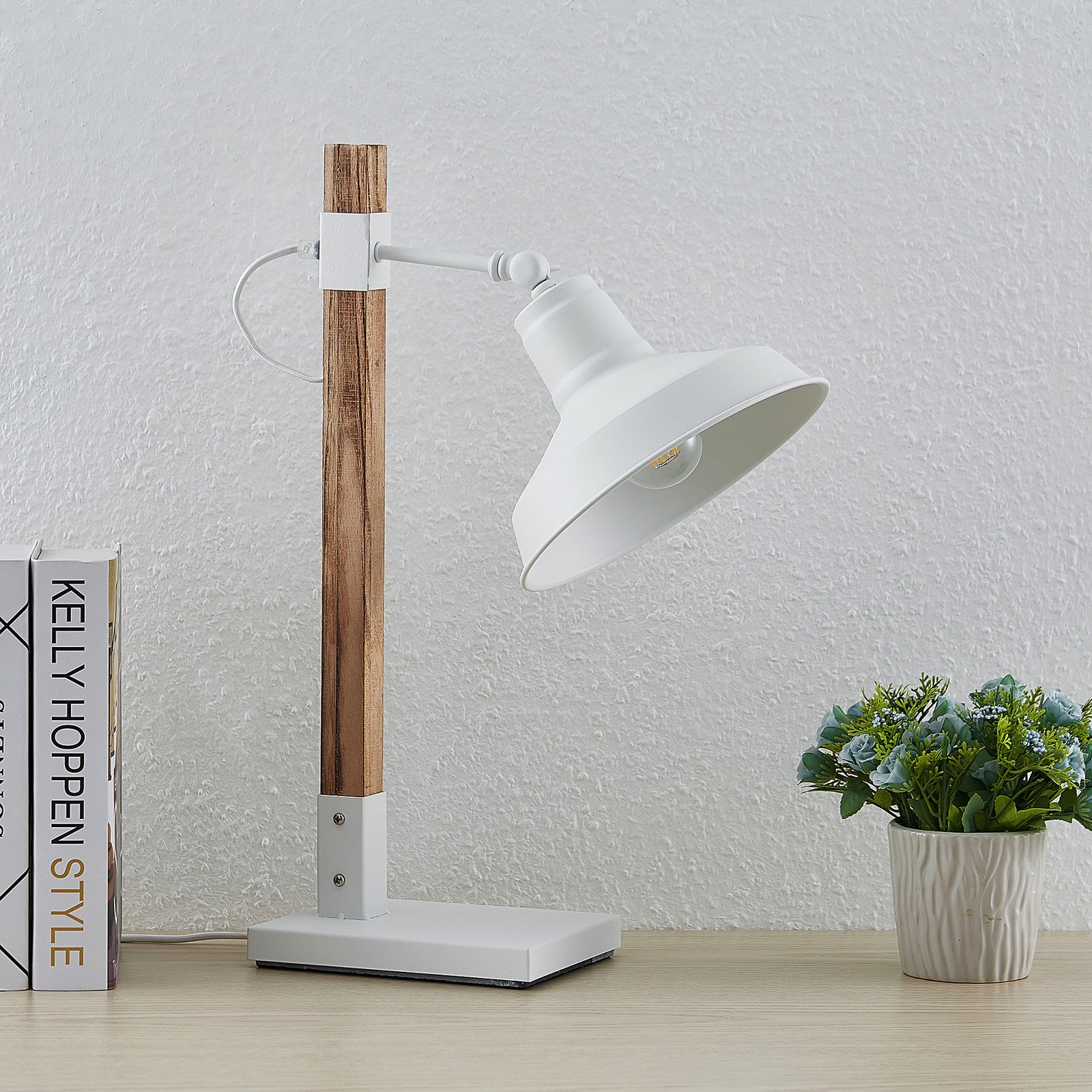 Lindby Calliora Tischlampe, weiß, Metall und Holz