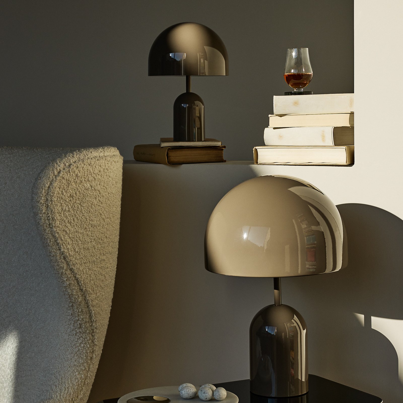 Tom Dixon LED-Tischlampe Bell, taupe, Höhe 43 cm, dimmbar