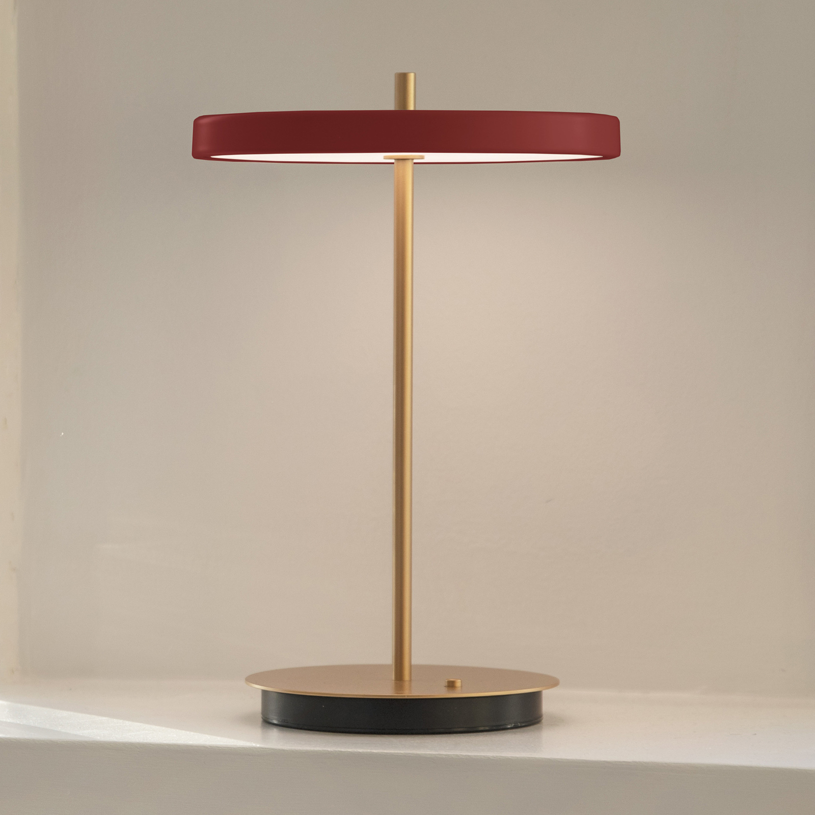 UMAGE Asteria Move lampa stołowa LED, rubinowa