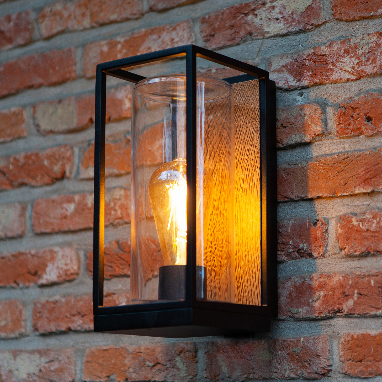 FLAIR-ulkoseinävalaisin, musta, korkeus 26 cm, metallia, IP44, E27