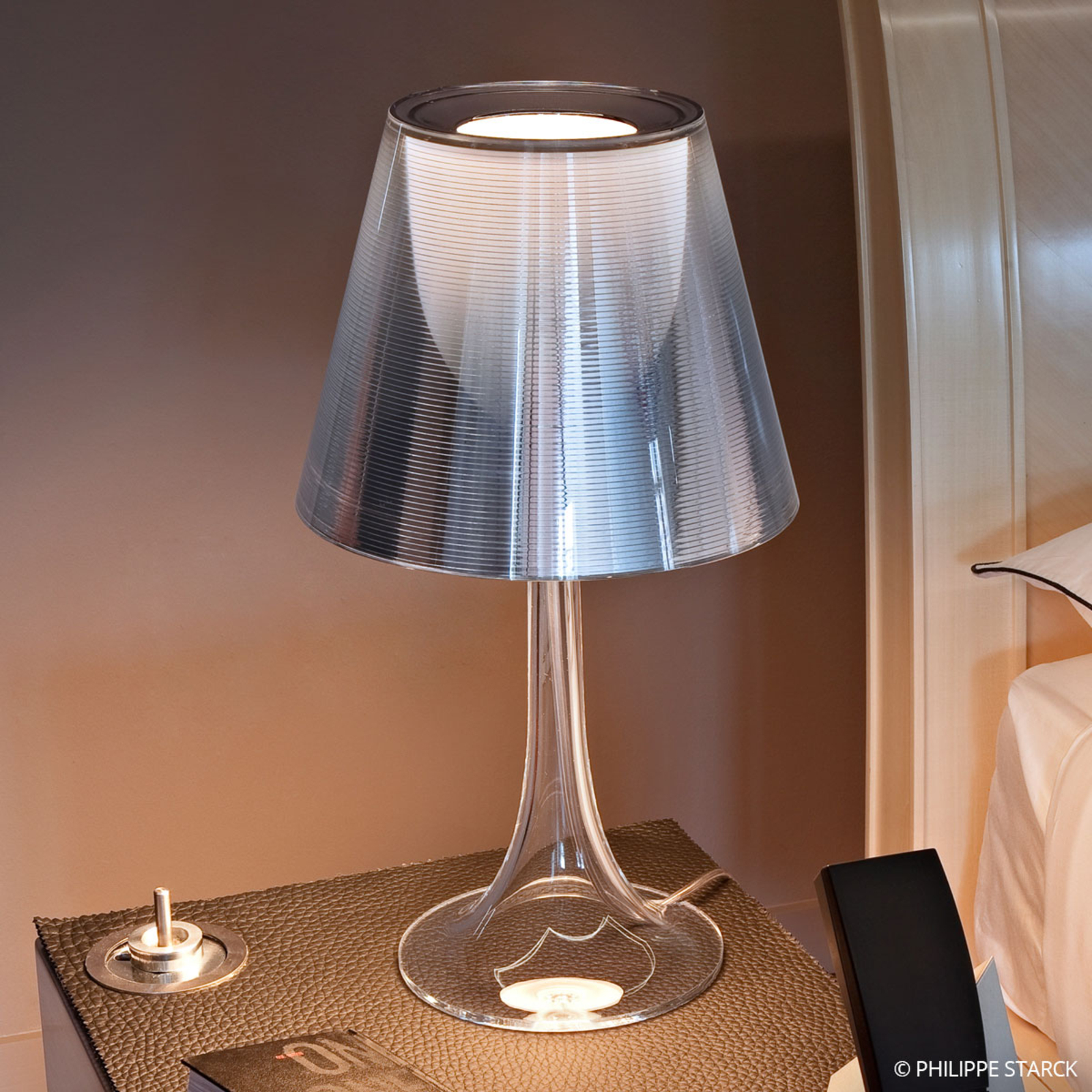 Sølvfarvet MISS K bordlampe i retro-design