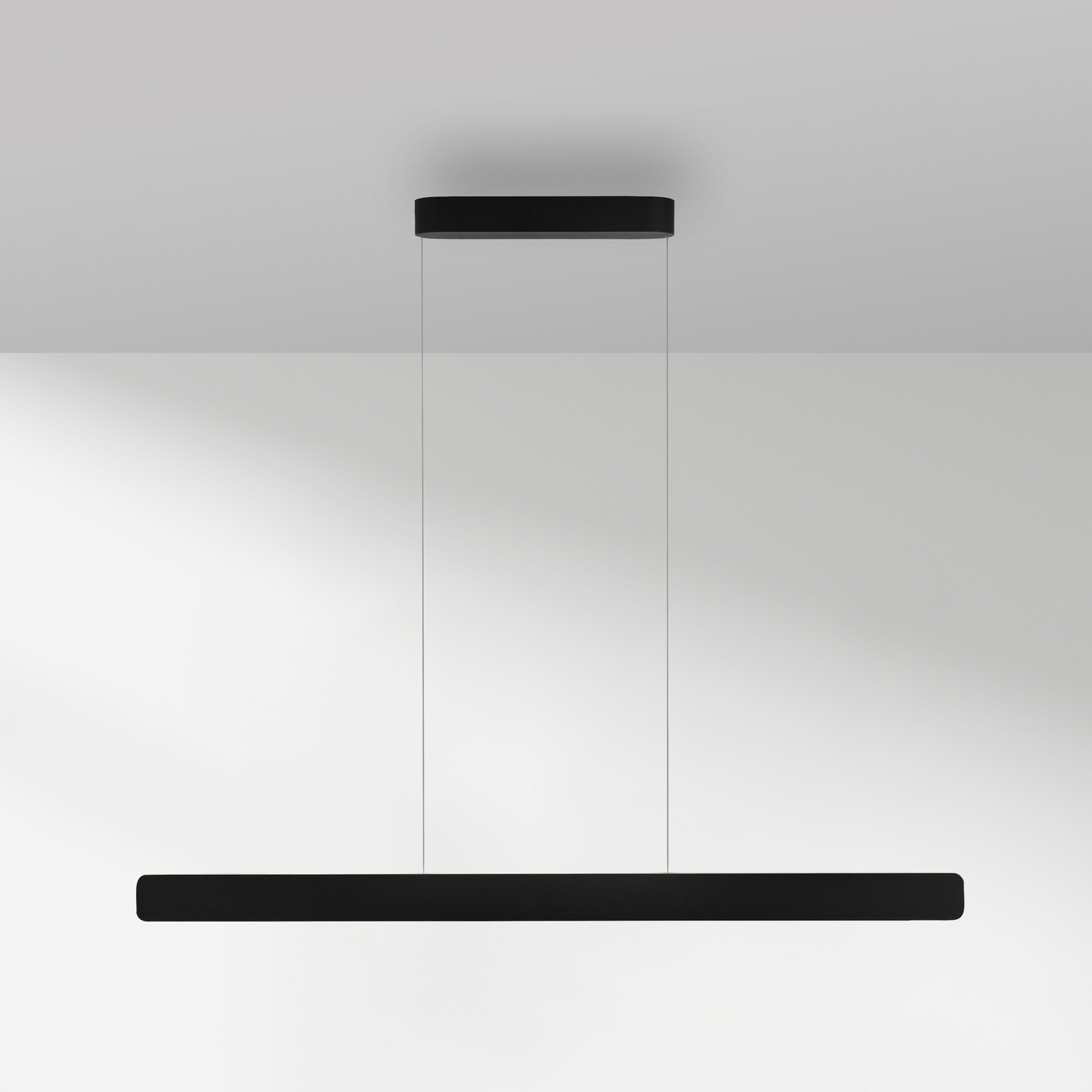 Lámpara colgante LED Q-Stretto de Paul Neuhaus, negra, 120 cm