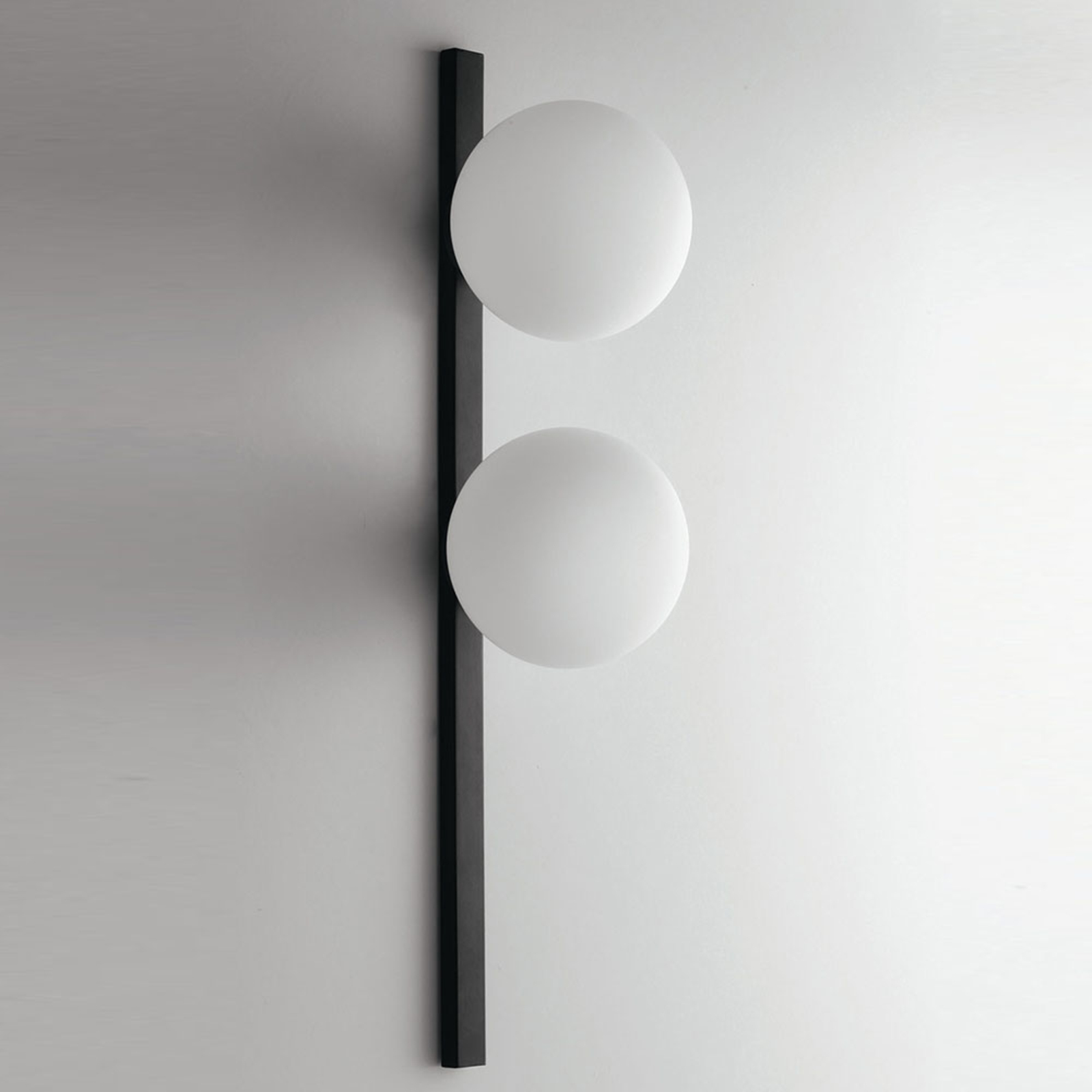 Enoire wall light in black and white, 2-bulb
