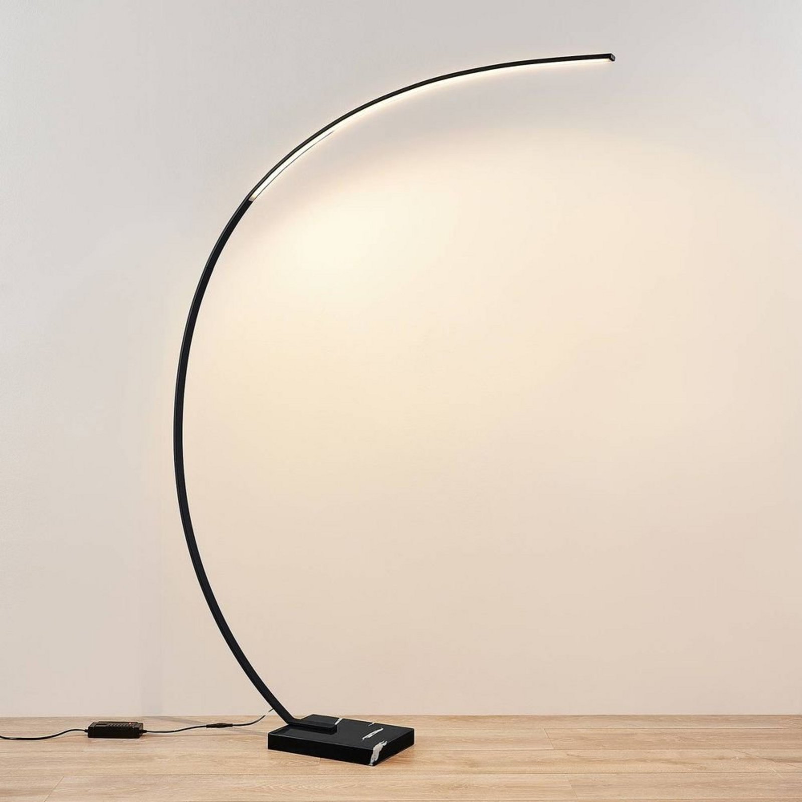 Kendra LED Stojaca Lampa Black - Lindby