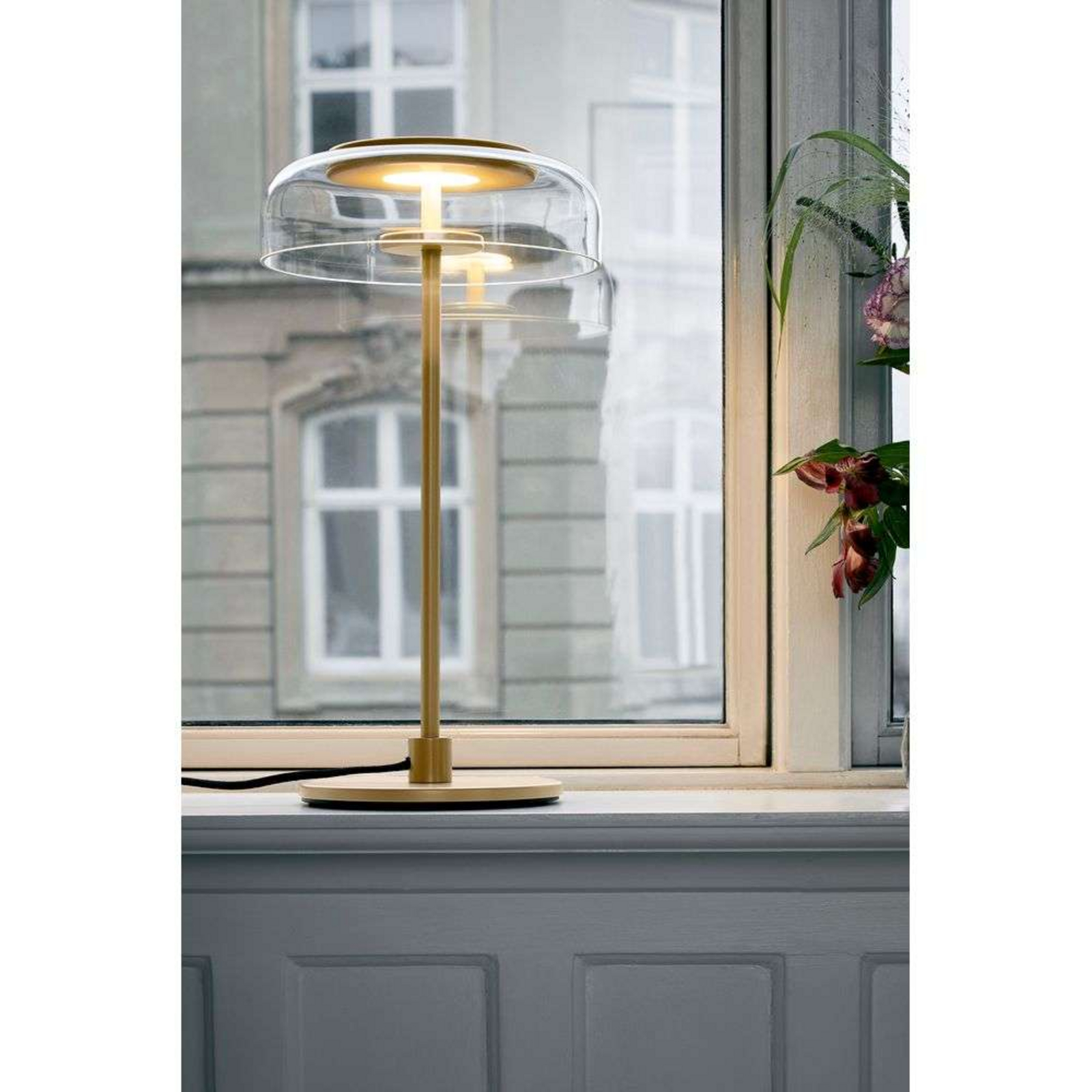 Nuura LED-bordlampe Blossi, høyde 43 cm, gullfarget/klar