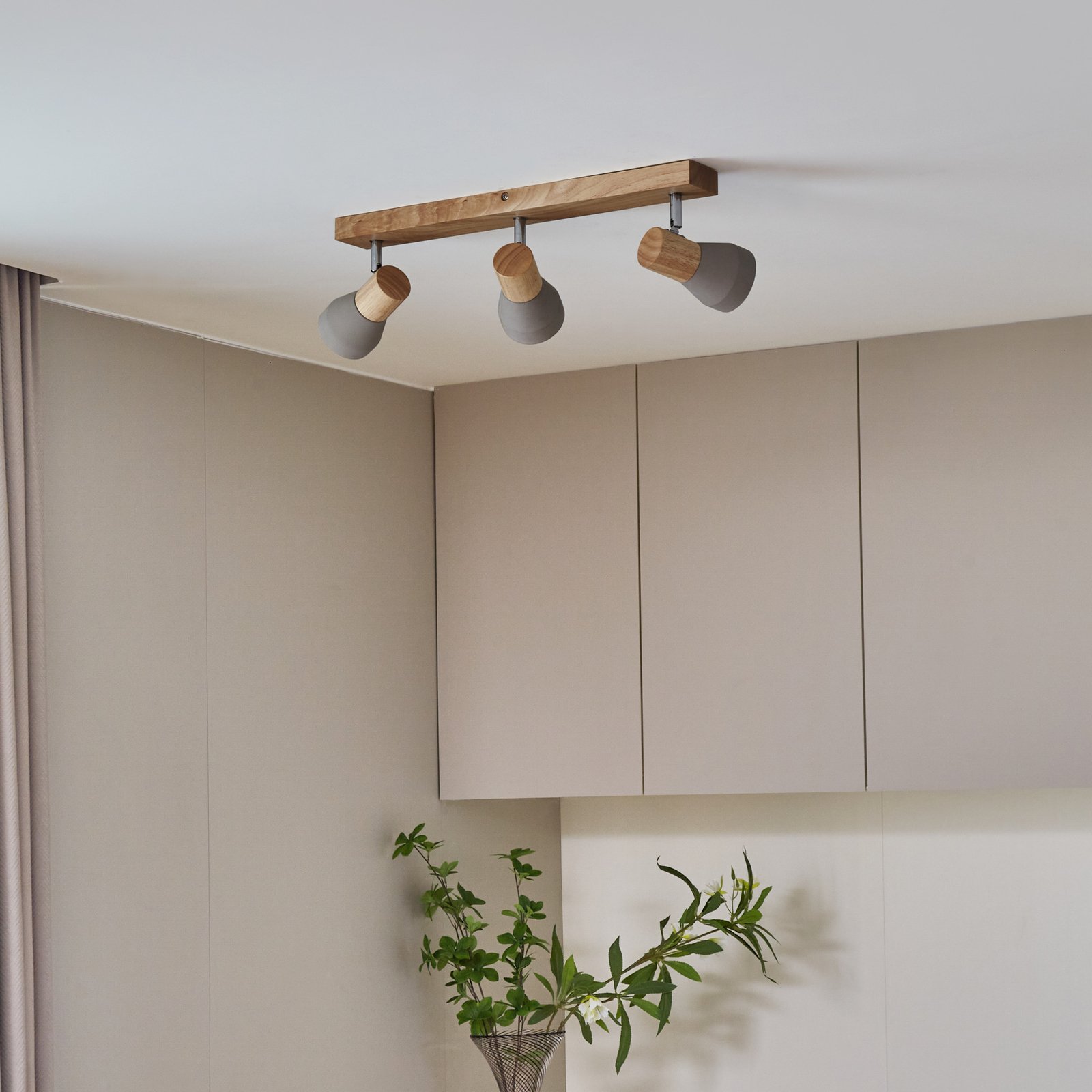 Lindby Filiz spotlight, 3-bulb, 47 cm long, wood, concrete