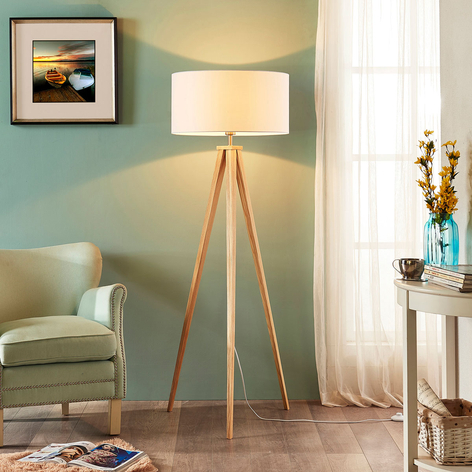 Gulvlampe Mya med tre bein i tre med hvit skjerm