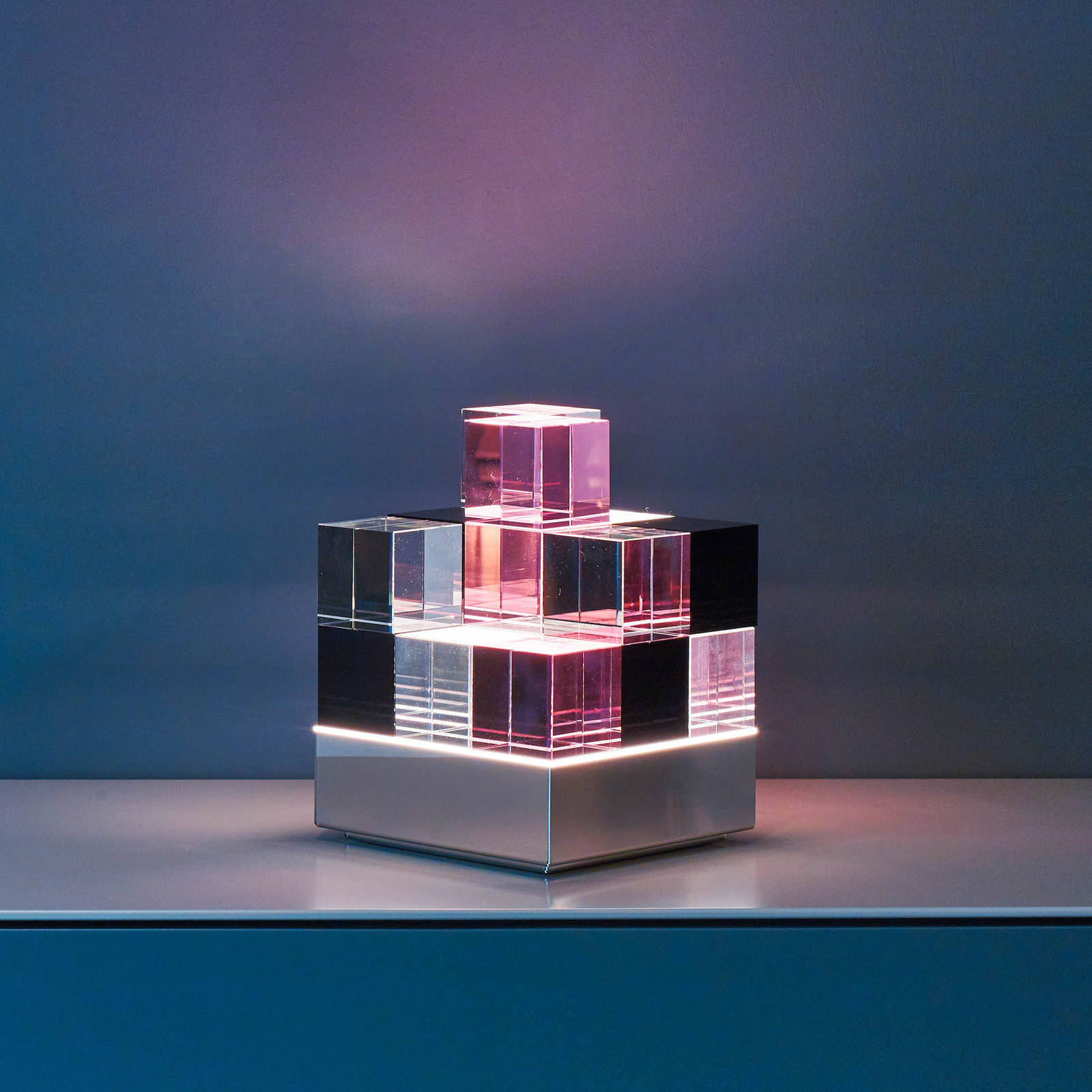 TECNOLUMEN Cubelight Move tafellamp, roze/zwart