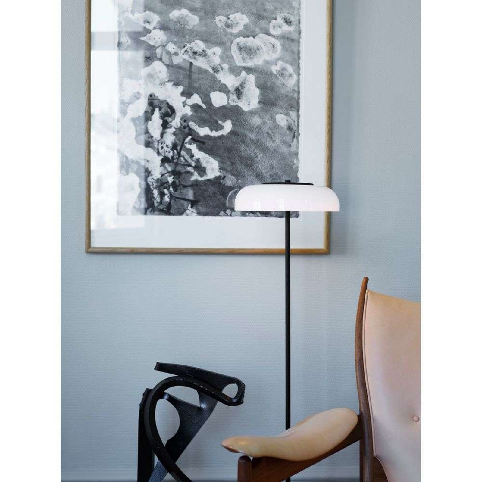 Lampadaire LED Nuura Blossi, hauteur 120 cm, noir/opale