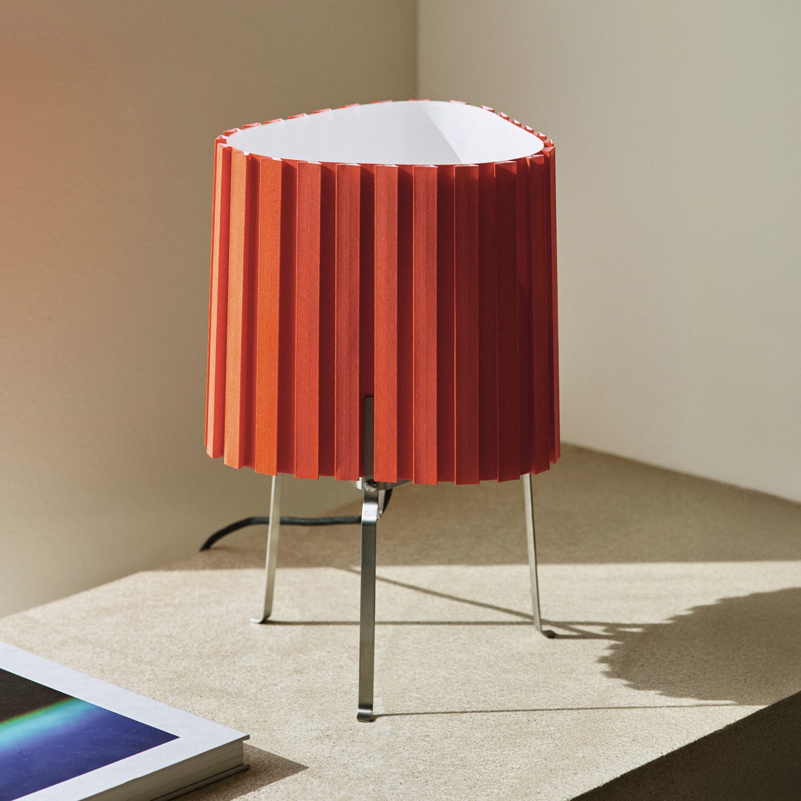Lampe de table Hay Canelé, rouge, hauteur 37 cm, culot E14, abat-jour en tissu