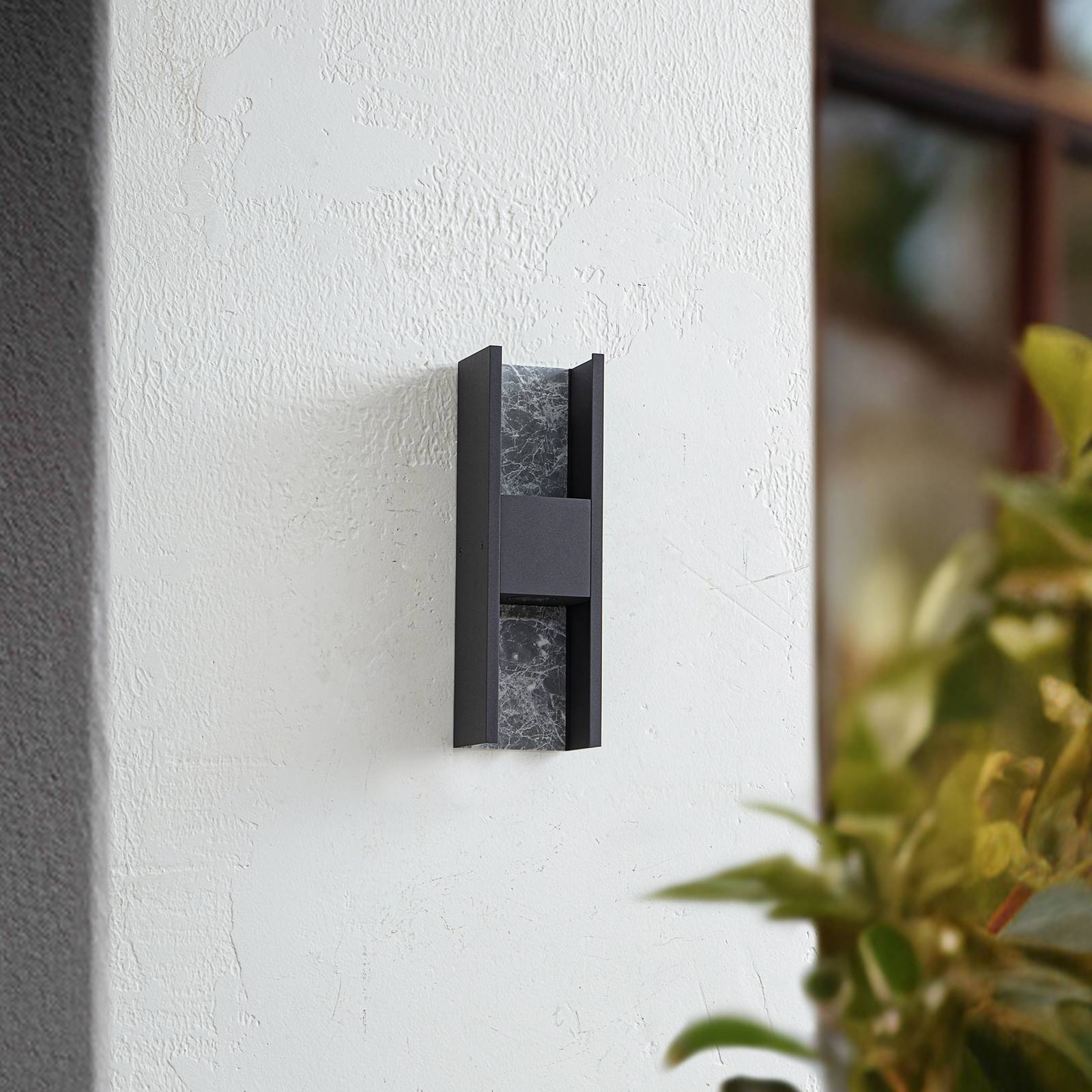 Lucande kinkiet zewnętrzny LED Lavrin, czarny/marmur, aluminium