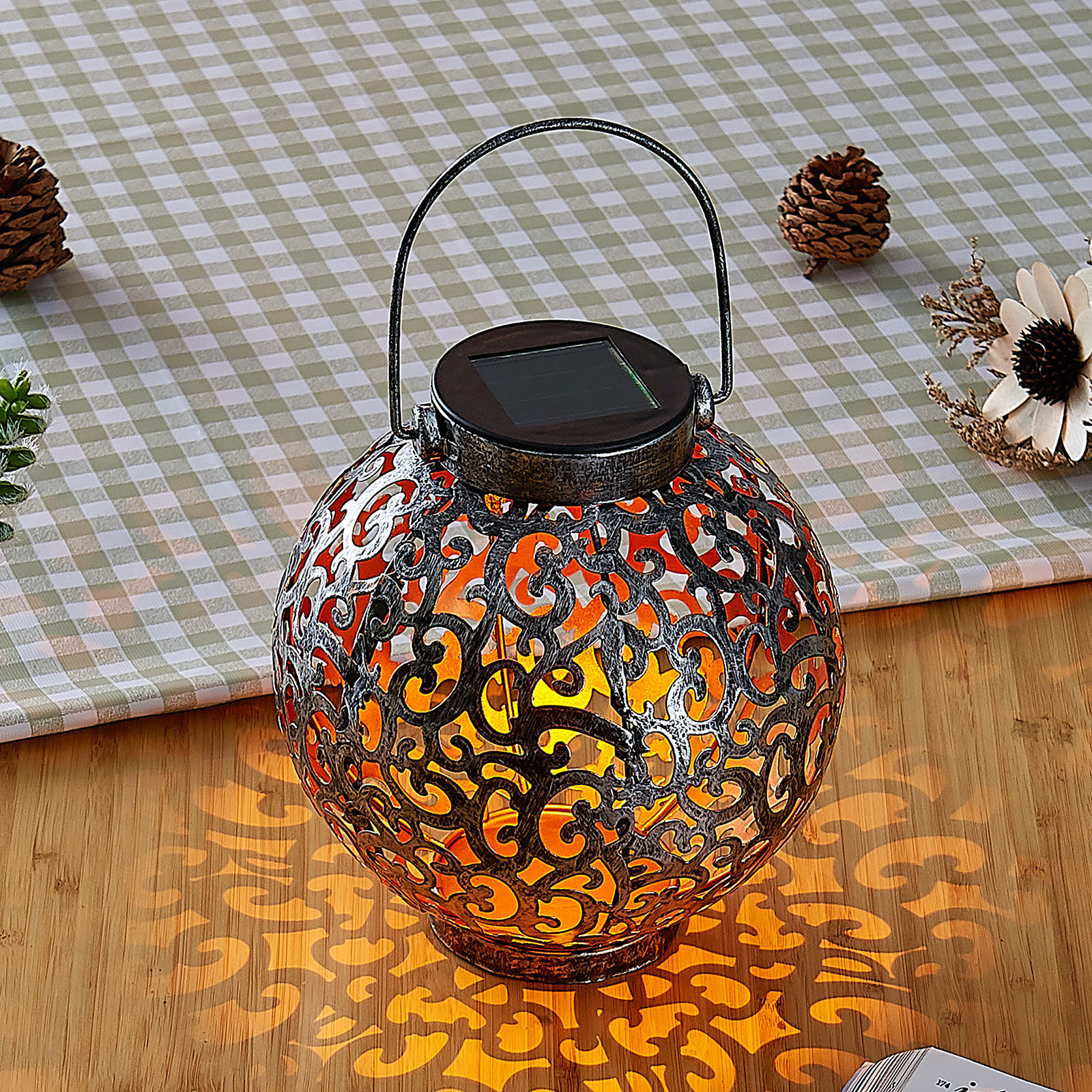 Lindby Adriano-LED-aurinkolyhty, ornamentti, hopea