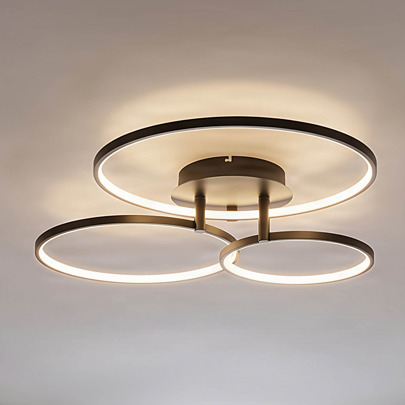 Lindby LED-loftlampe Rayk, sort, metal, 77 cm, dæmpbar