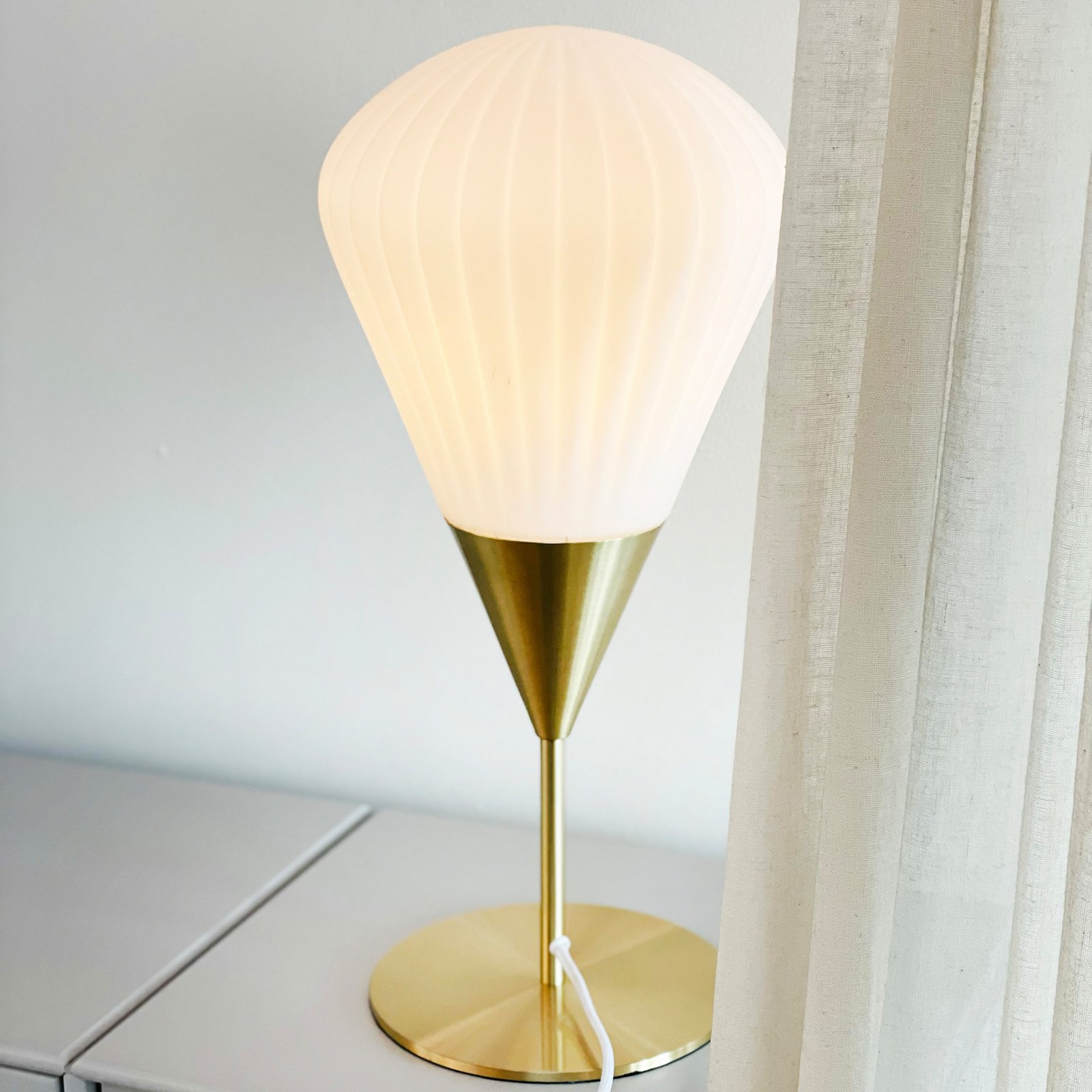Dyberg Larsen stolna lampa Balon, bijela/mesing, 46 cm