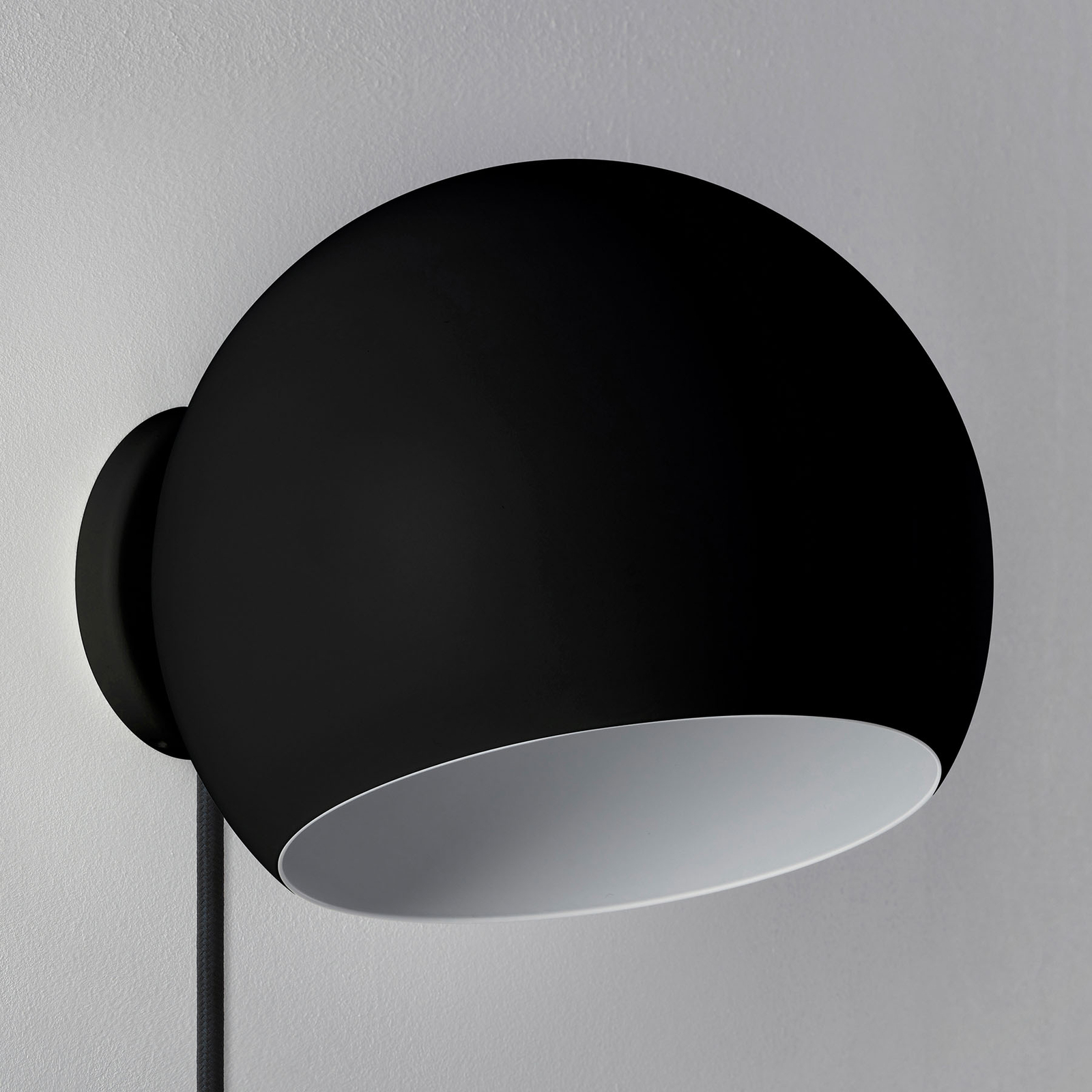 Nyta Tilt Globe Wall Short mit Stecker, schwarz