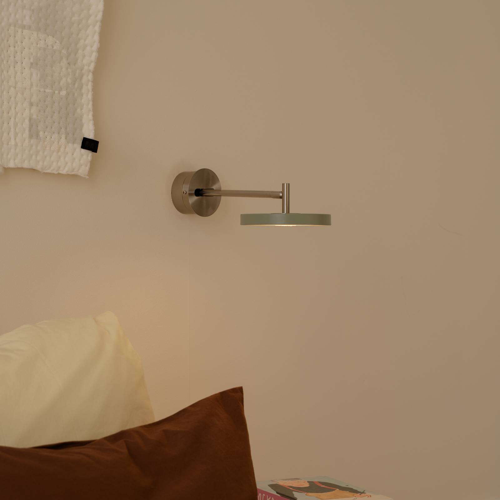 UMAGE LED wandlamp Asteria Short, olijfgroen, staal, vaste aansluiting