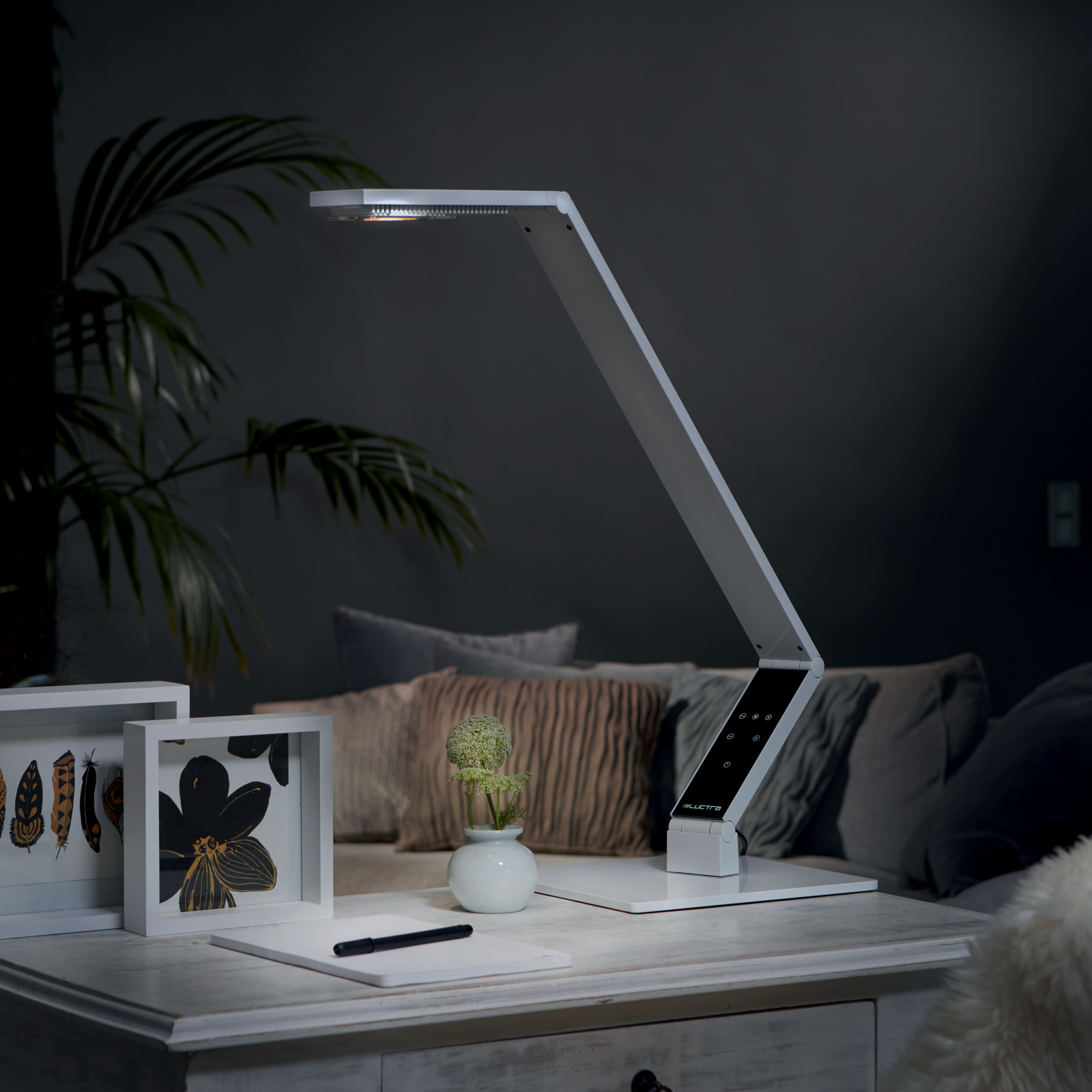 Luctra Table Linear LED-Tischleuchte mit Fuß